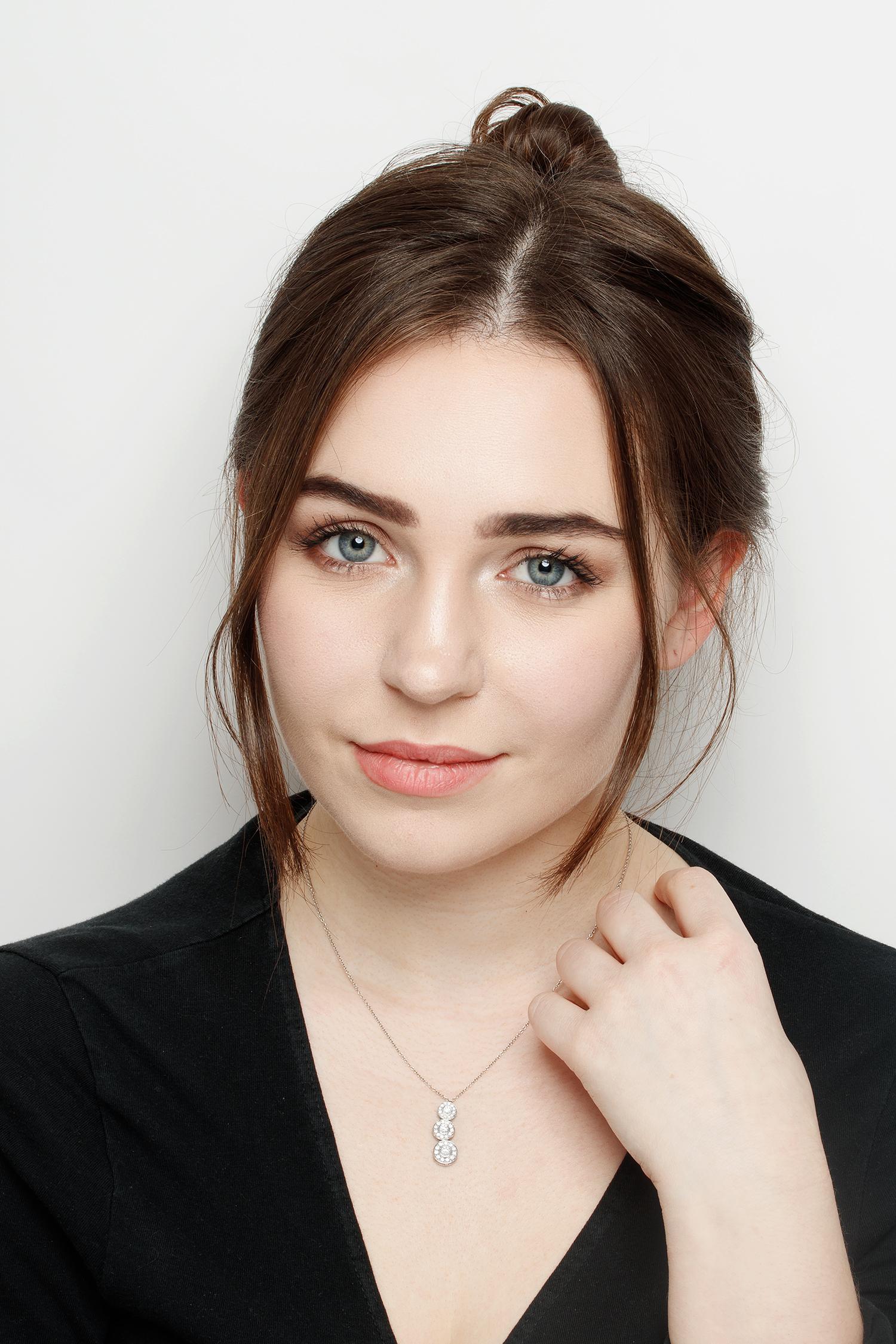 Un meraviglioso ciondolo a goccia con triplo cerchio della collezione Circlet di Tiffany & Co. Ogni cerchio diventa gradualmente più grande e presenta un diamante rotondo taglio brillante centrale circondato da un'aureola di diamanti rotondi taglio