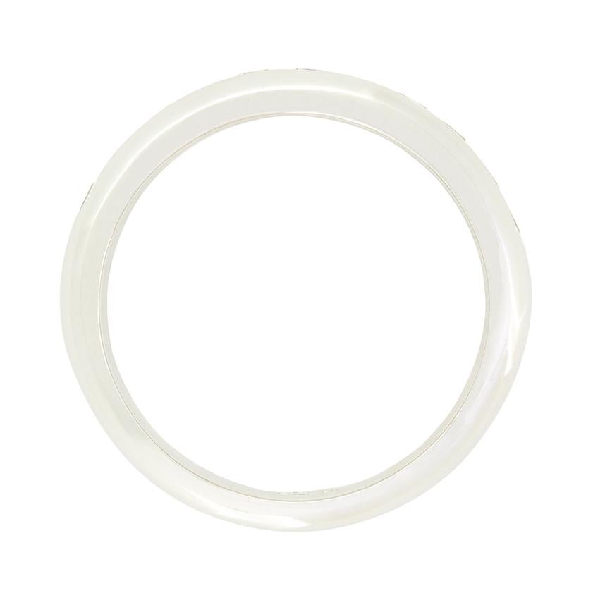 Dieser halbe Ewigkeitsring ist ein Stück von Tiffany & Co. aus der Lucida Collection. Er ist mit Diamanten im Lucida-Schliff besetzt, die in Platin gefasst sind. Insgesamt sind elf Diamanten mit einem Gesamtgewicht von 0,55 Karat zu sehen. Wie bei