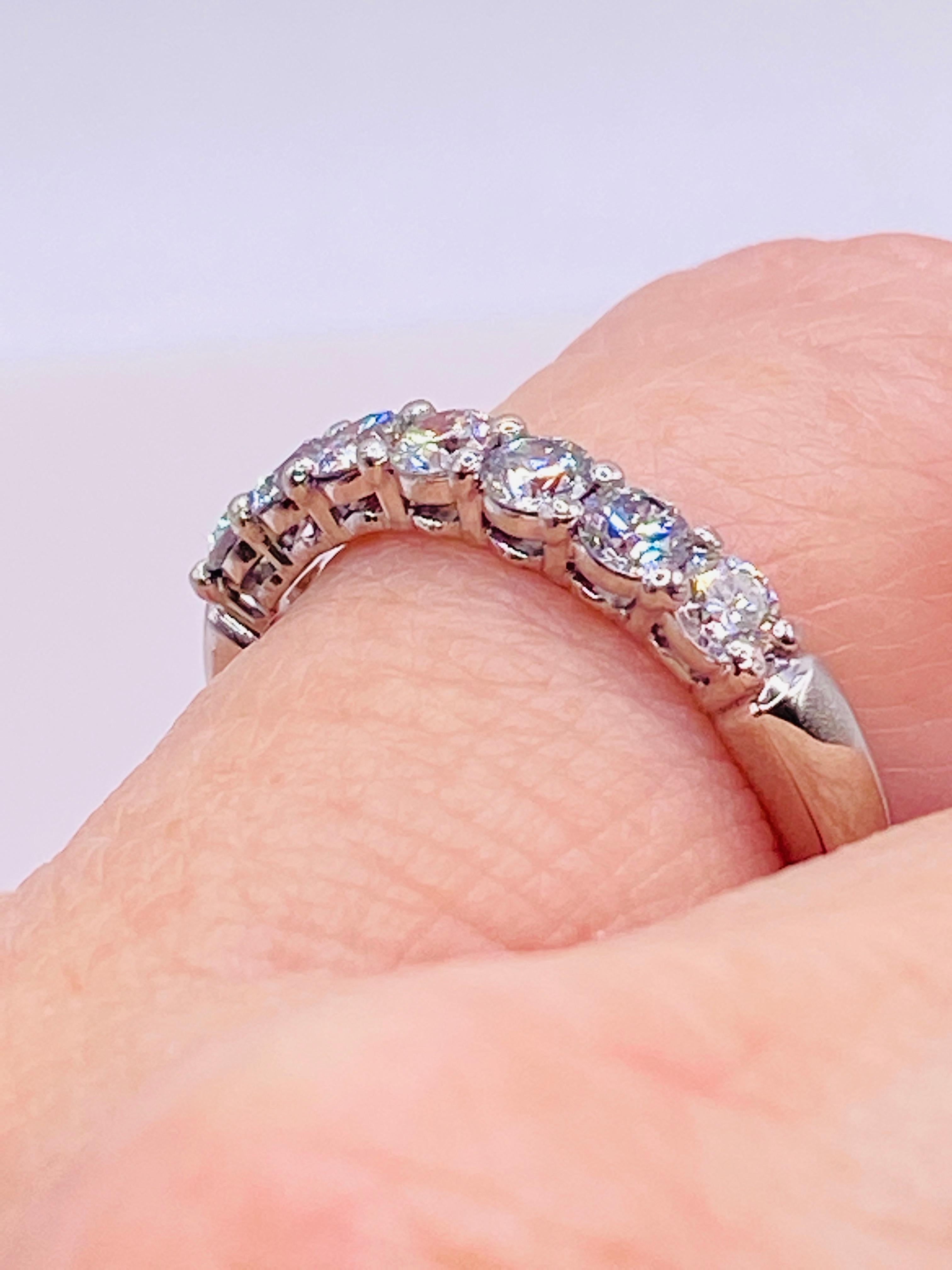 Tiffany & Co. 7-Stein 0,57 Karat Gesamtgewicht runder Brillantschliff Diamant Embrace Platin PT950 Ring. 3.0Dwt. Größe 5.75+ MSRP $6000