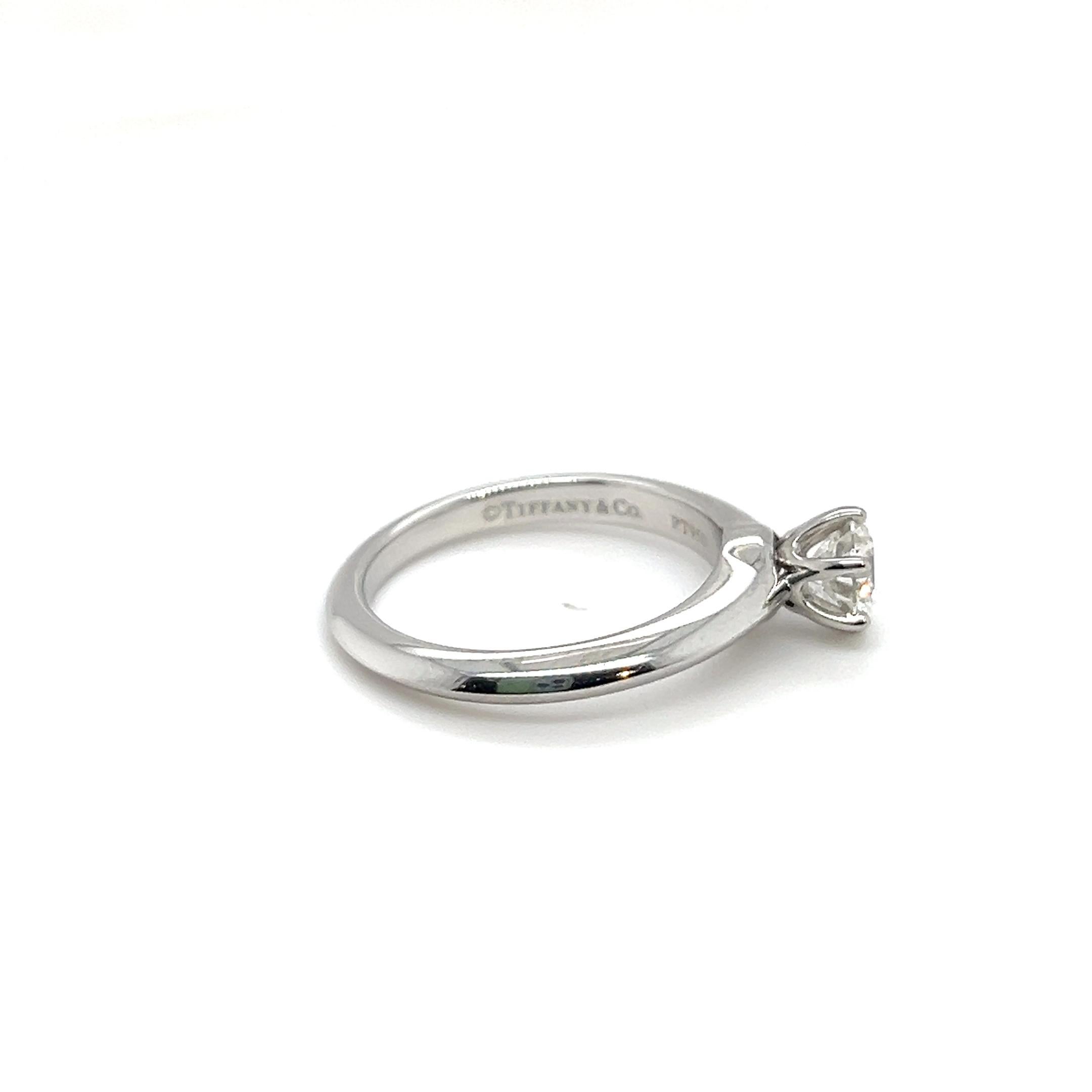 Tiffany & Co. 0.59 Carats Six Prong Round Cut Diamond Platinum Engagement Ring In Good Condition For Sale In Zurich, CH