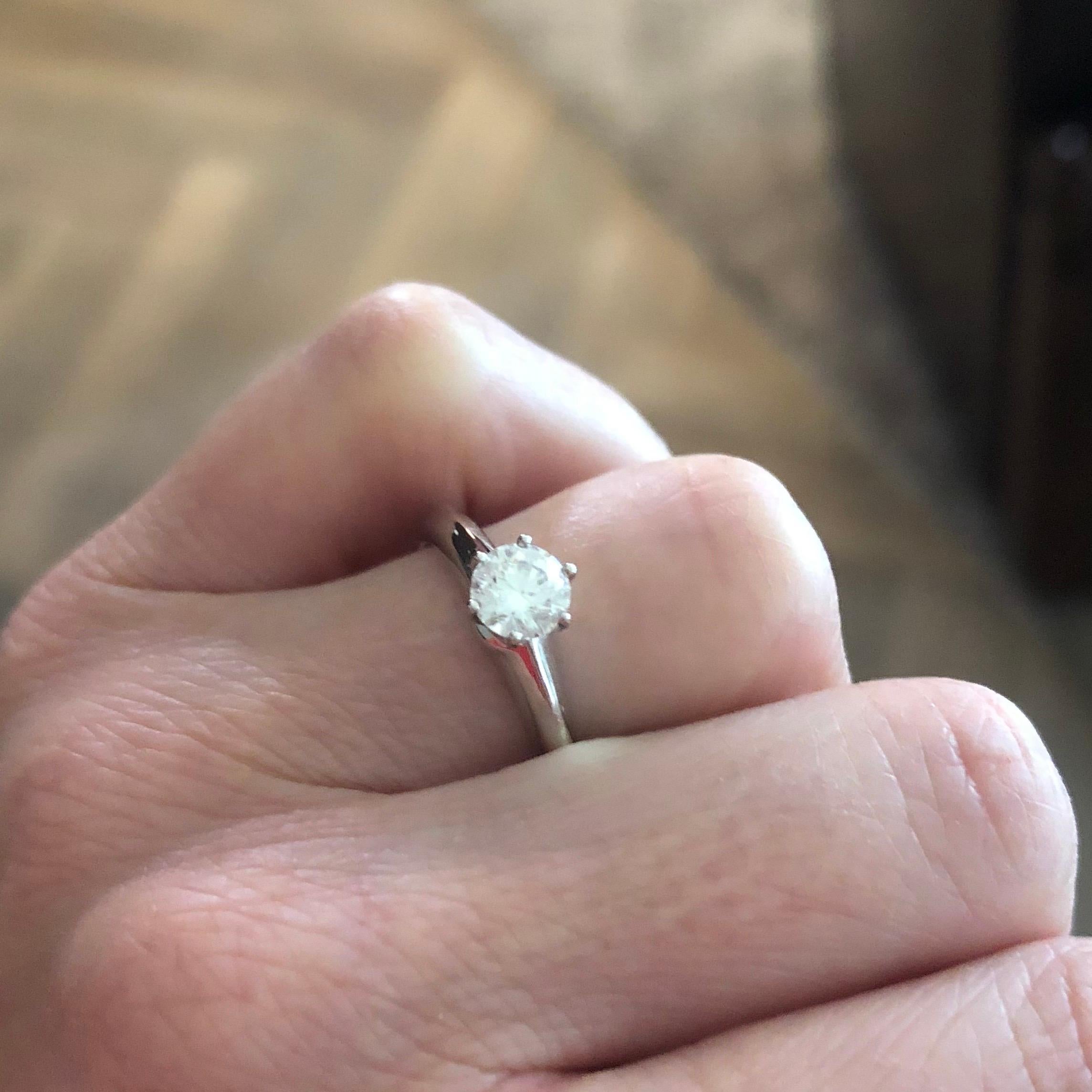 Tiffany & Co. 0.59 Carats Six Prong Round Cut Diamond Platinum Engagement Ring In Excellent Condition For Sale In Zurich, CH