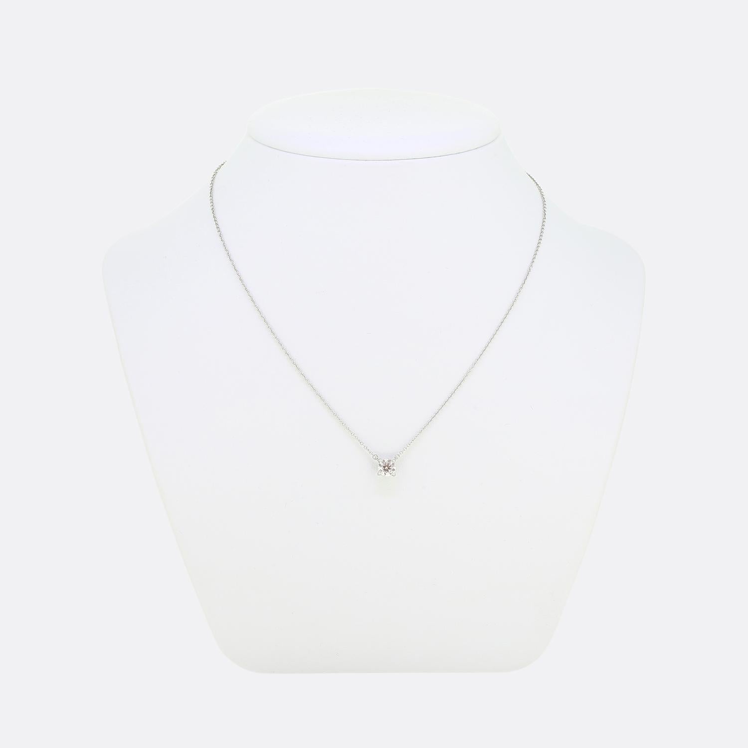 Nous avons ici un collier solitaire classique en diamants du créateur de bijoux de renommée mondiale, Tiffany & Co. Cette pièce met en valeur un diamant rond de 0,60ct taillé en brillant dans un serti à quatre griffes, suspendu à une fine chaîne en
