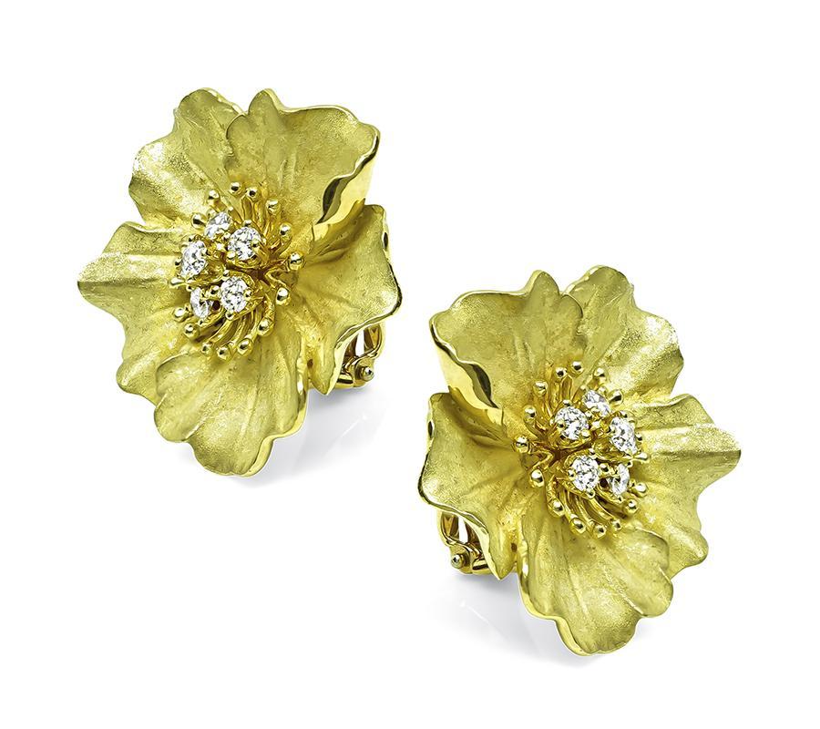 Si tratta di un affascinante paio di orecchini in oro giallo 18 carati di Tiffany & Co. Gli orecchini sono caratterizzati da scintillanti diamanti a taglio rotondo che pesano circa 0.60 carati. Il colore di questi diamanti è E con purezza VS. Gli
