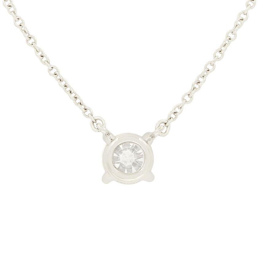 Semplice ma elegante, questo ciondolo con un solo diamante è firmato Tiffany & Co. Al centro si trova un singolo diamante tondo brillante da 0,62 carati di altissima qualità, con una gradazione di colore D e di purezza VVS2. L'incastonatura a griffe