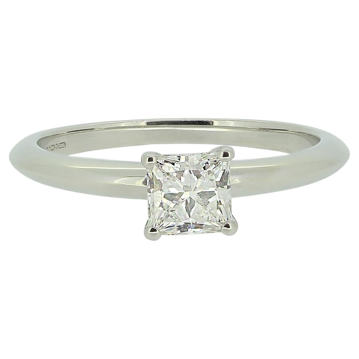 Anello solitario con diamante taglio principessa da 0,66 carati di Tiffany & Co.