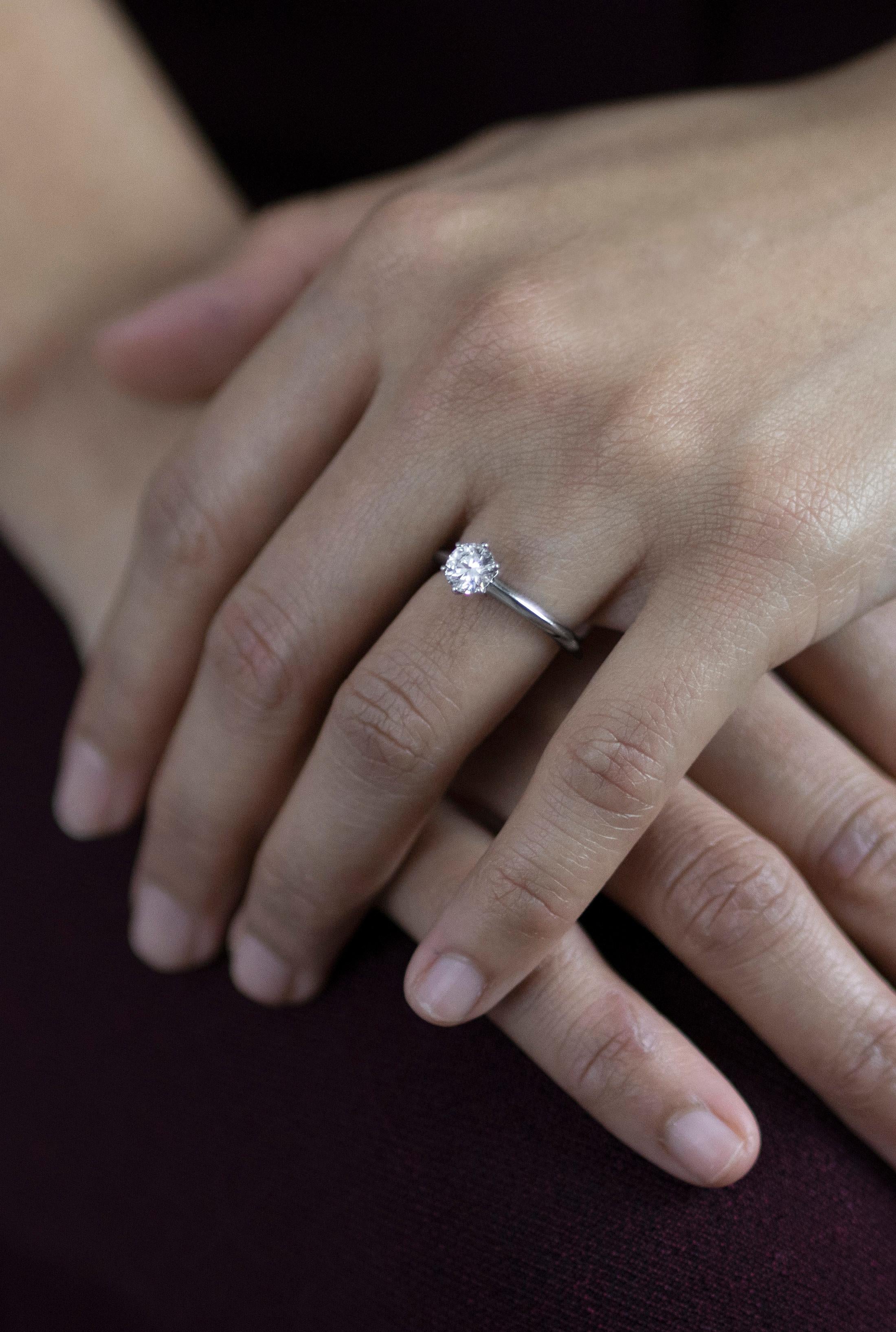 Anello di fidanzamento solitario con diamante rotondo da 0,66 carati di Tiffany & Co. 4