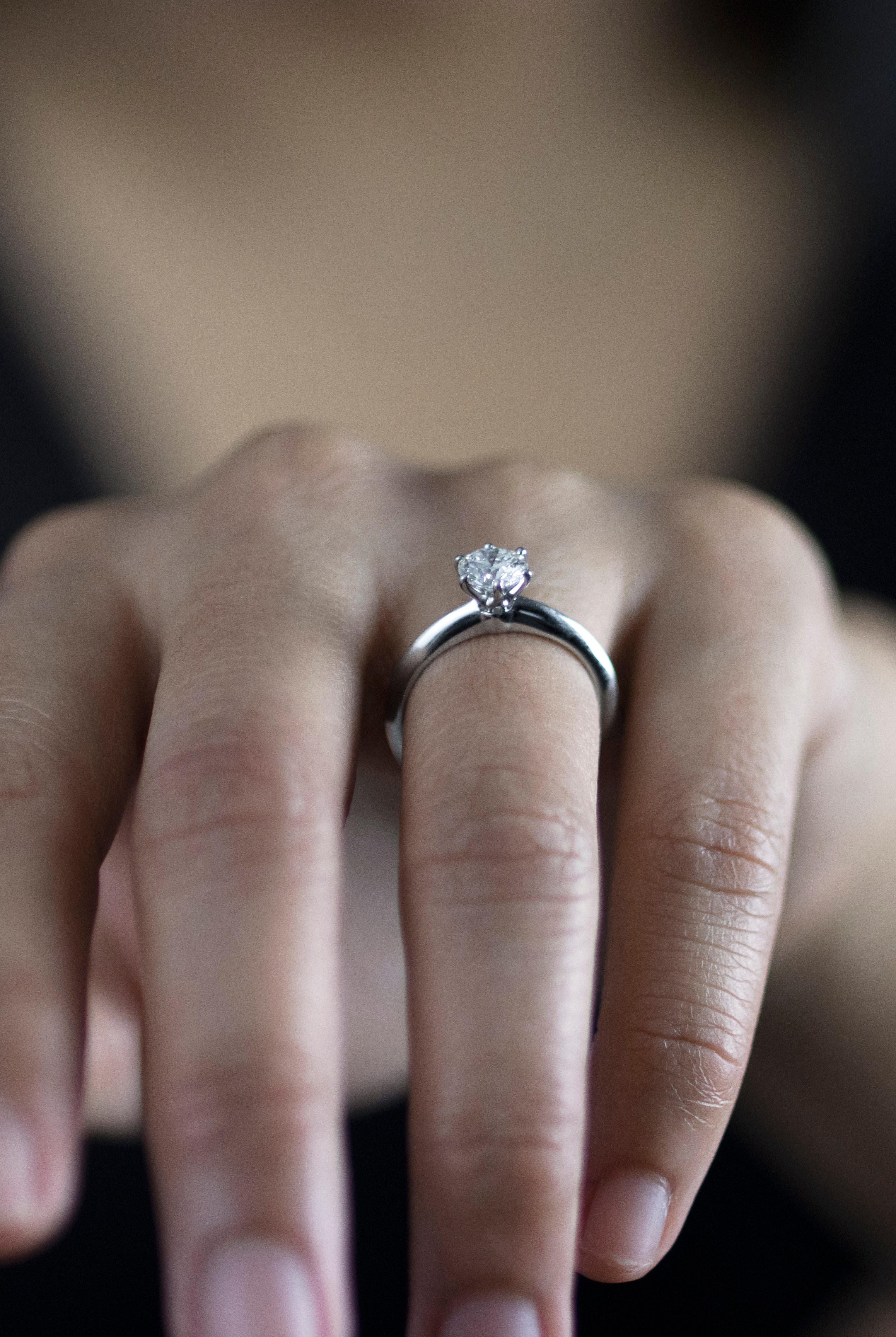 Anello di fidanzamento solitario con diamante rotondo da 0,66 carati di Tiffany & Co. 5