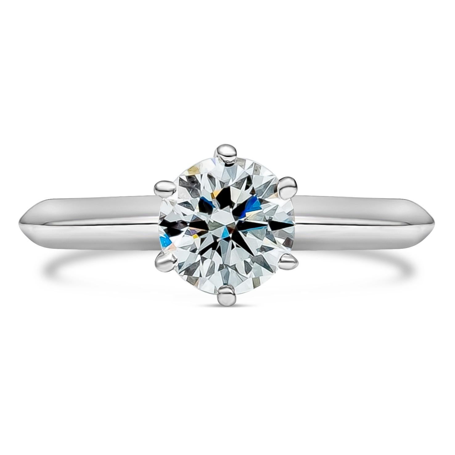 Un classico anello di fidanzamento solitario di Tiffany & Co. con un diamante tondo brillante da 0,66 carati.
Il diamante è certificato da Tiffany & Co. con colore H e purezza VS2. Incastonato in un'intramontabile punta di coltello a sei punte,