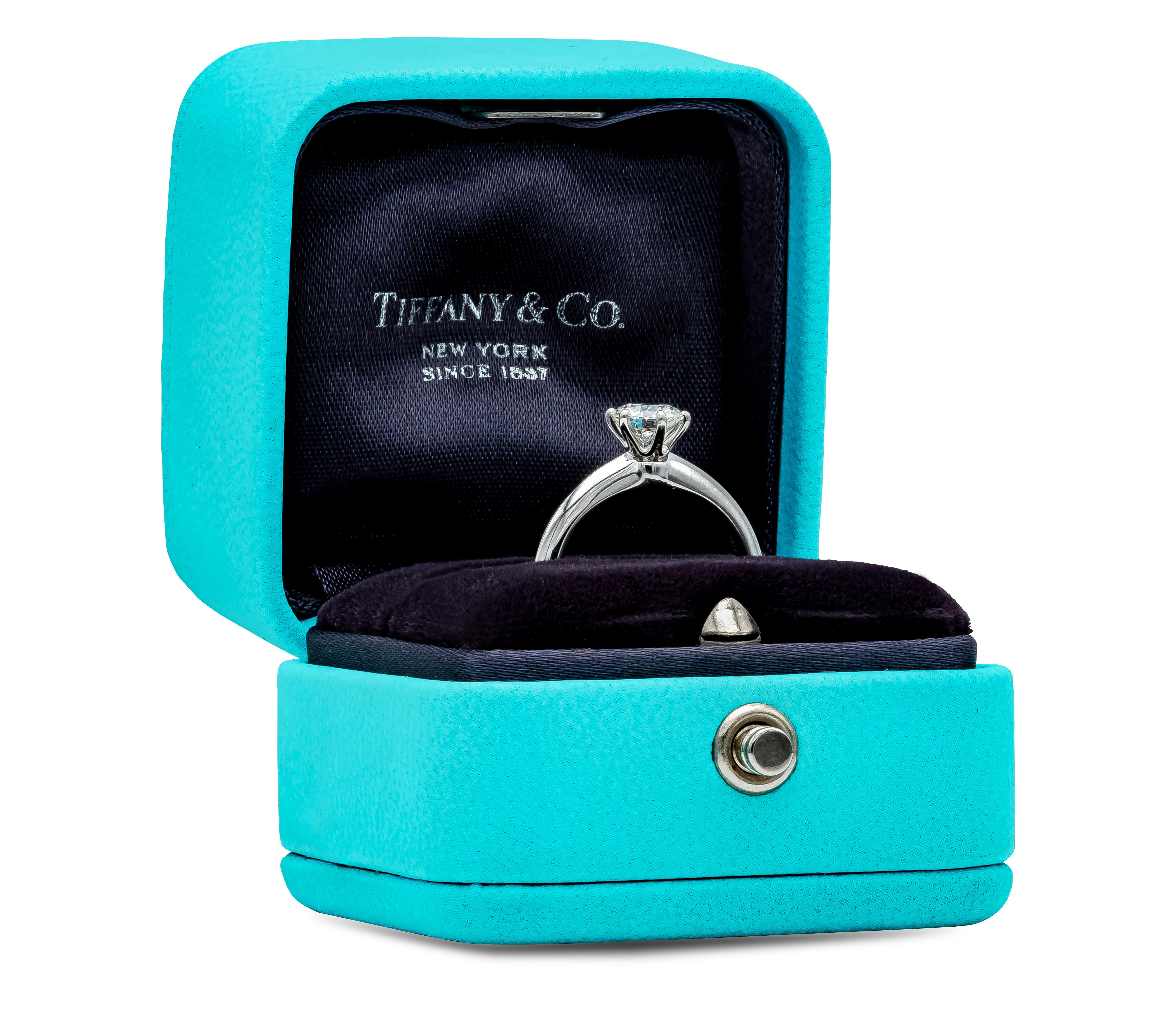 Anello di fidanzamento solitario con diamante rotondo da 0,66 carati di Tiffany & Co. 2