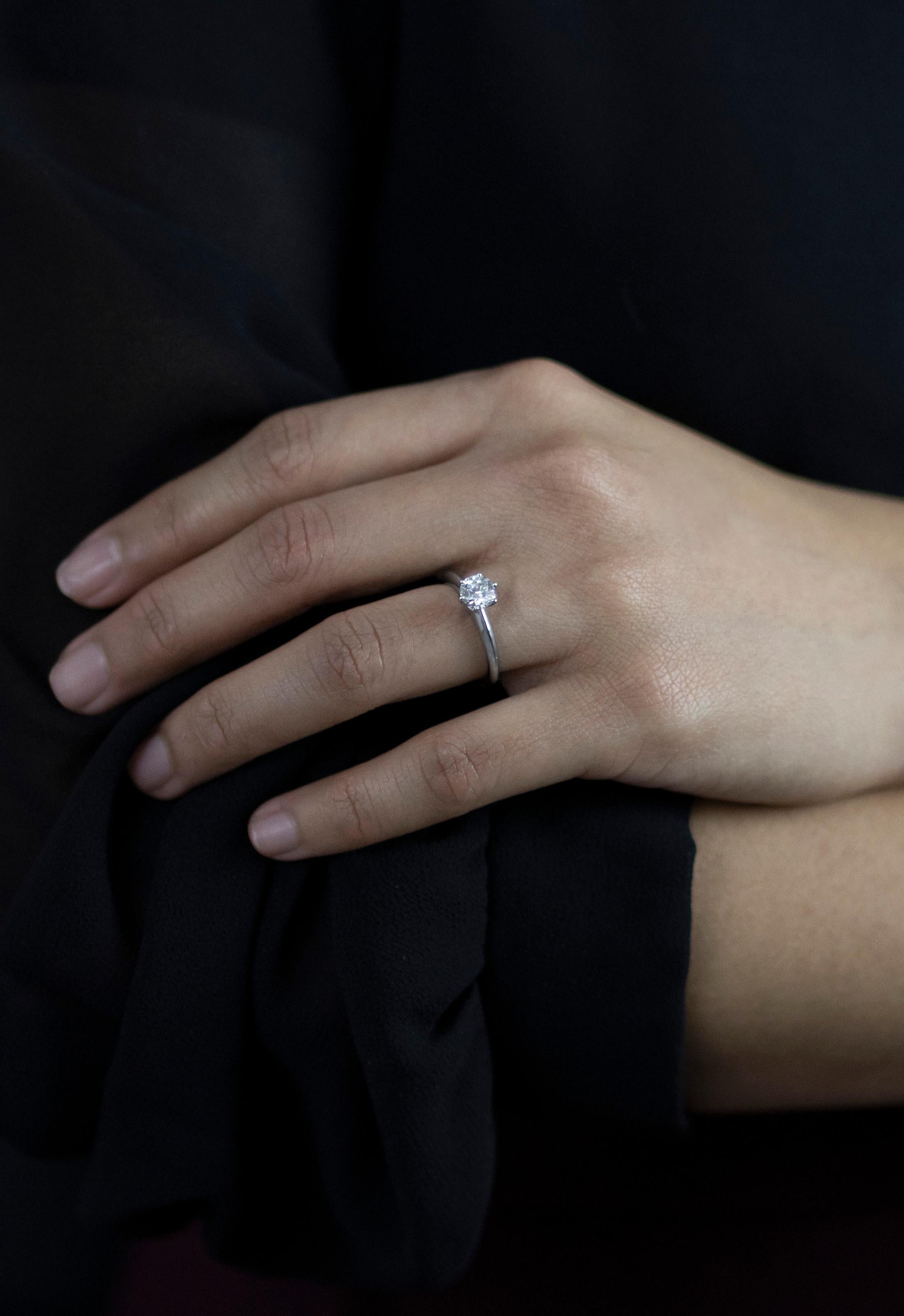 Anello di fidanzamento solitario con diamante rotondo da 0,66 carati di Tiffany & Co. 3