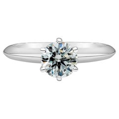 Anello di fidanzamento solitario con diamante rotondo da 0,66 carati di Tiffany & Co.