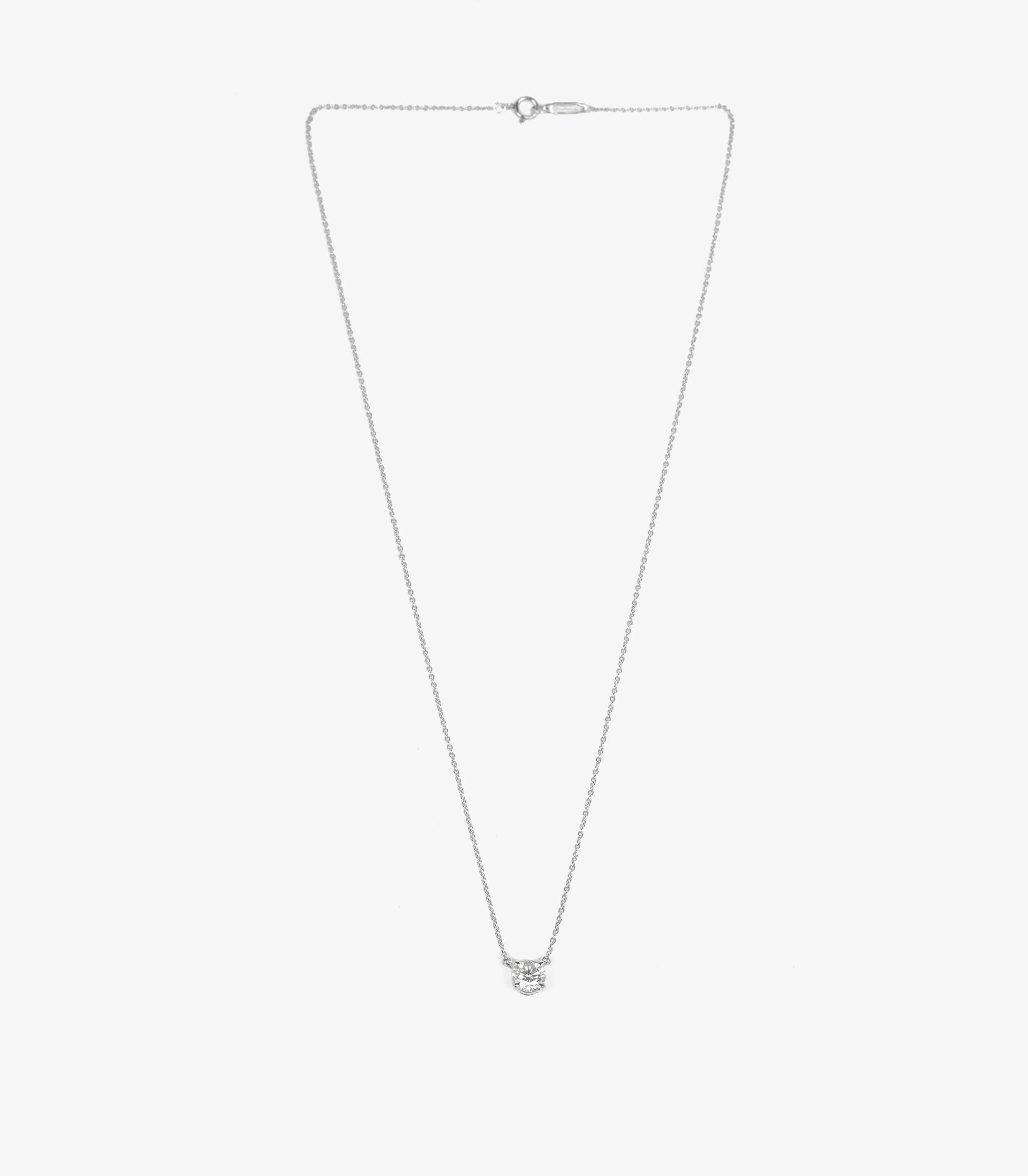 Taglio rotondo Tiffany & Co. Ciondolo solitario in platino con diamante taglio brillante da 0.71 ct. in vendita