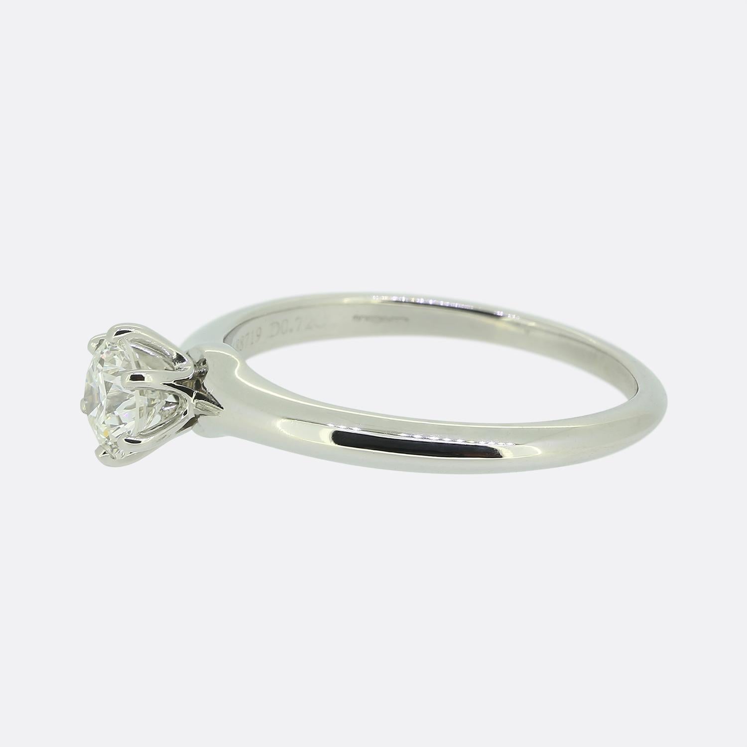 Nous avons ici une magnifique bague de fiançailles solitaire du créateur de bijoux de renommée mondiale, Tiffany & Co. La pierre centrale est un magnifique diamant rond de 0,72 carat taillé en brillant, serti dans une monture à 6 griffes sur