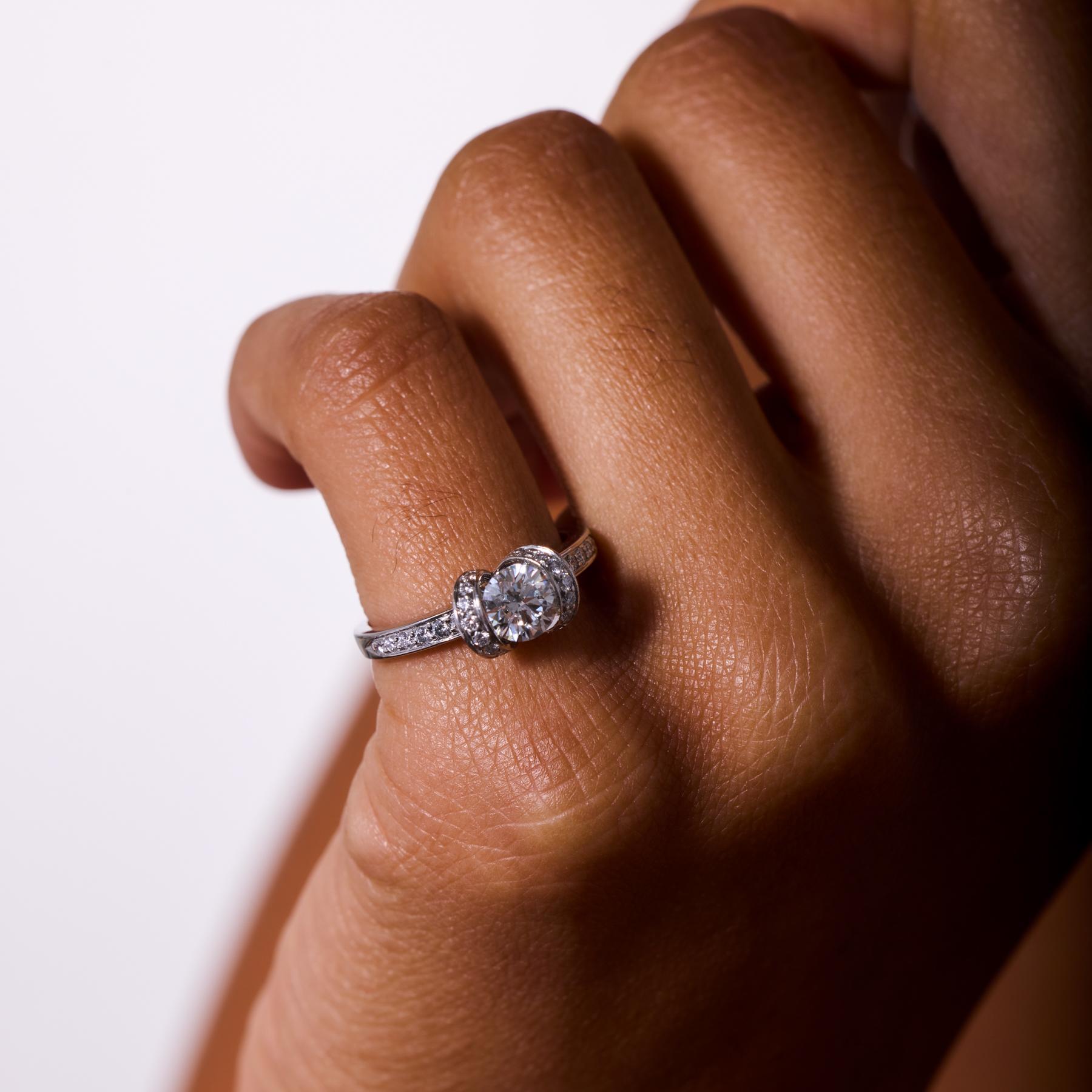 Bague de fiançailles en platine avec un diamant de 0.73 carat Tiffany & Co. Pour femmes en vente