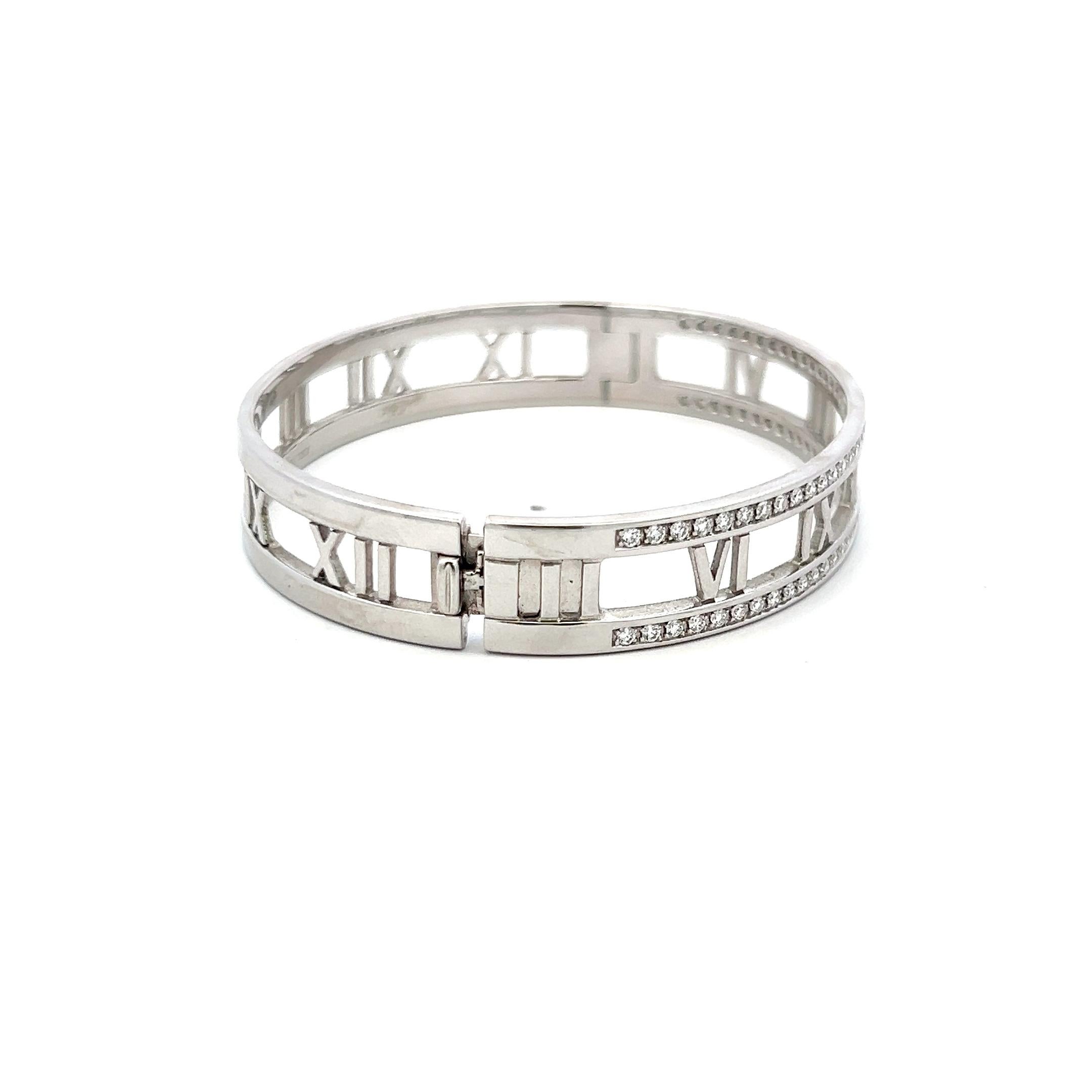 Designer:
Tiffany & Co.
Titel:
Tiffany & Co 0,74 Karat Runder Brillant F VS Diamant 18 Karat Weißgold Armspange
Stil:
Armreif
Metall:
18 Karat Weißgold
Edelstein 1:
0,74 Karat Diamant
Anzahl von Steinen:
74
Farbe:
F
Klarheit:
VS
Die Form:
Rund