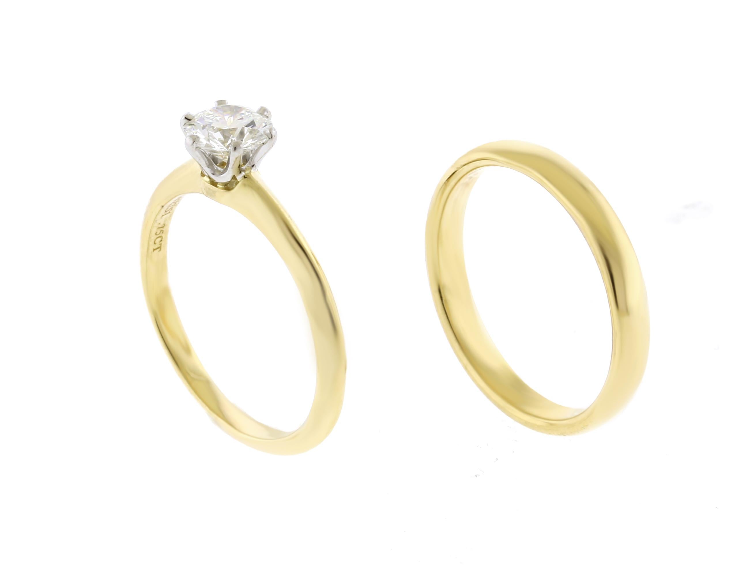 Elegantes Hochzeitsset von Tiffany & Co. mit einem runden Brillanten von 0,75 Karat, Farbe H und Reinheit VS1. Der Diamant ist in einer klassischen Tiffany-Messerfassung aus 18 Karat und Platin gefasst, gepaart mit einem passenden Solitär.  Tiffany
