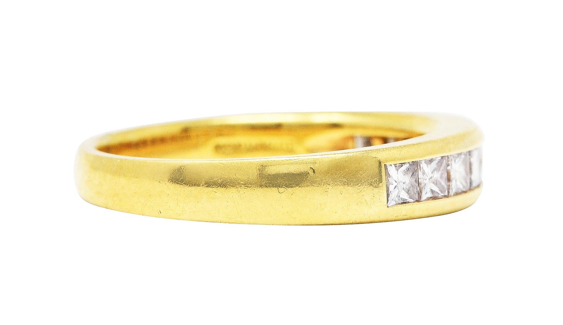 L'anneau est serti de diamants de taille princesse sur le devant.

Poids total d'environ 0,80 carat - couleur G/H avec clarté VS

Estampillé 750 pour l'or 18 carats

Entièrement signé Tiffany & Co. Japon

Taille de l'anneau : 7 1/2 et de grande