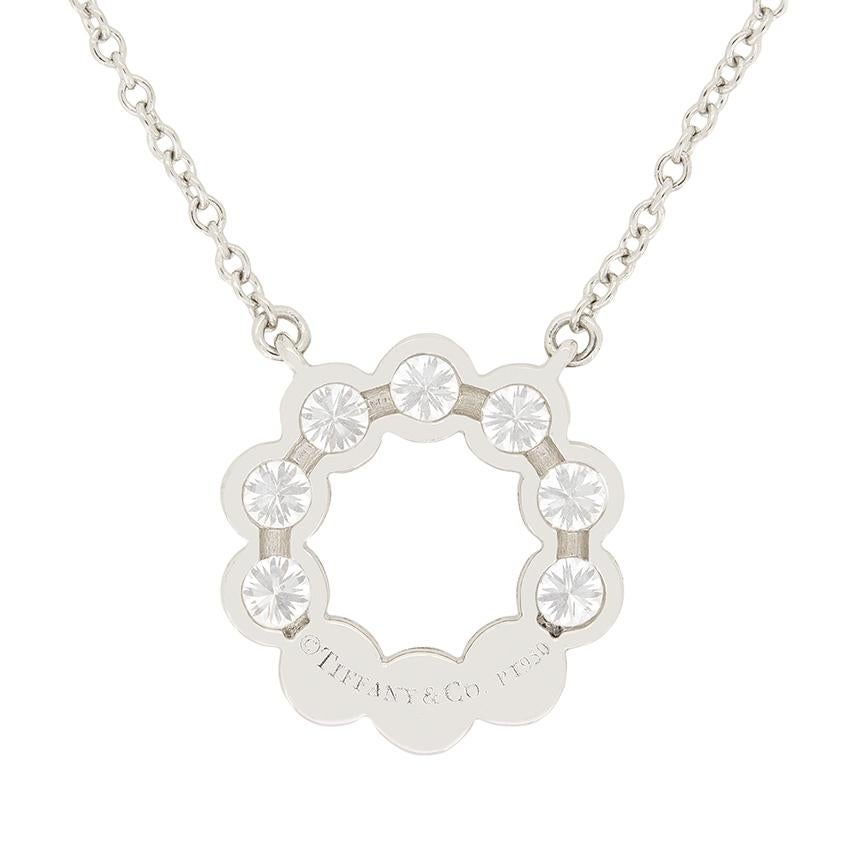Diese atemberaubende Halskette ist aus der 'Jazz'-Kollektion von Tiffany and Co. Das Platin-Collier besteht aus zehn runden Brillanten, die in einem offenen Kreis gefasst sind. Die Diamanten haben insgesamt 0,80 Karat und sind, wie bei Tiffany & Co.
