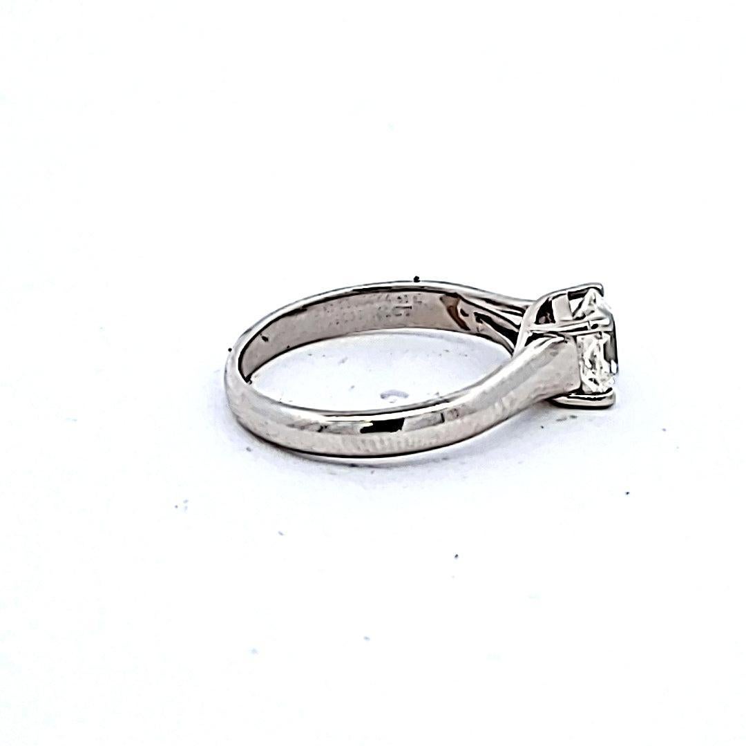 Tiffany & Co 0.81 Carat Cushion Brilliant Diamond Platinum Engagement Ring en Bueno estado para la venta en New York, NY