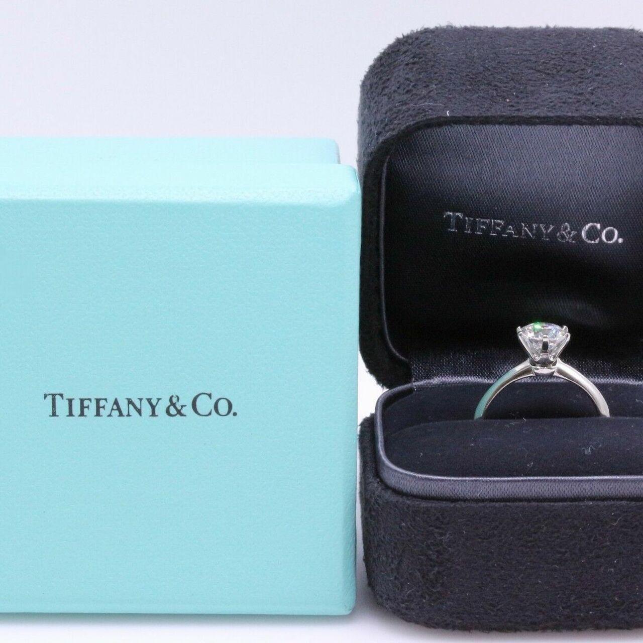 Moderno Tiffany & Co. Anello solitario di platino con diamante rotondo taglio brillante da 0,82 carati in vendita