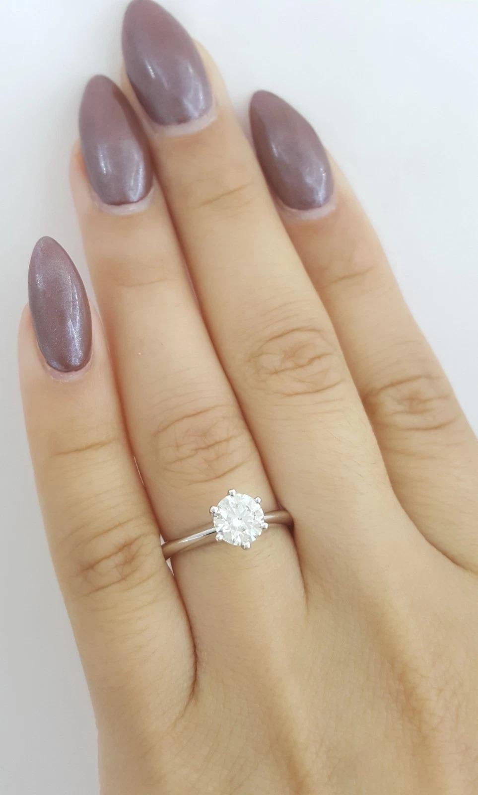 Tiffany & Co. Anello solitario di platino con diamante rotondo taglio brillante da 0,82 carati In condizioni ottime in vendita a Chicago, IL