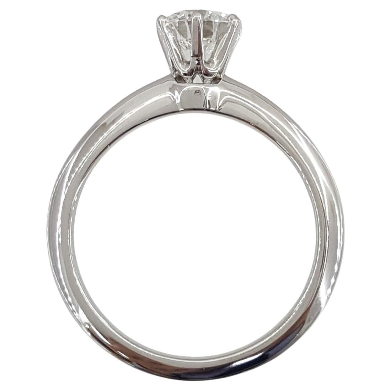 Taille ronde Tiffany & Co. Bague de fiançailles solitaire en diamant taille ronde brillant de 0,85 carat D VS1 en vente