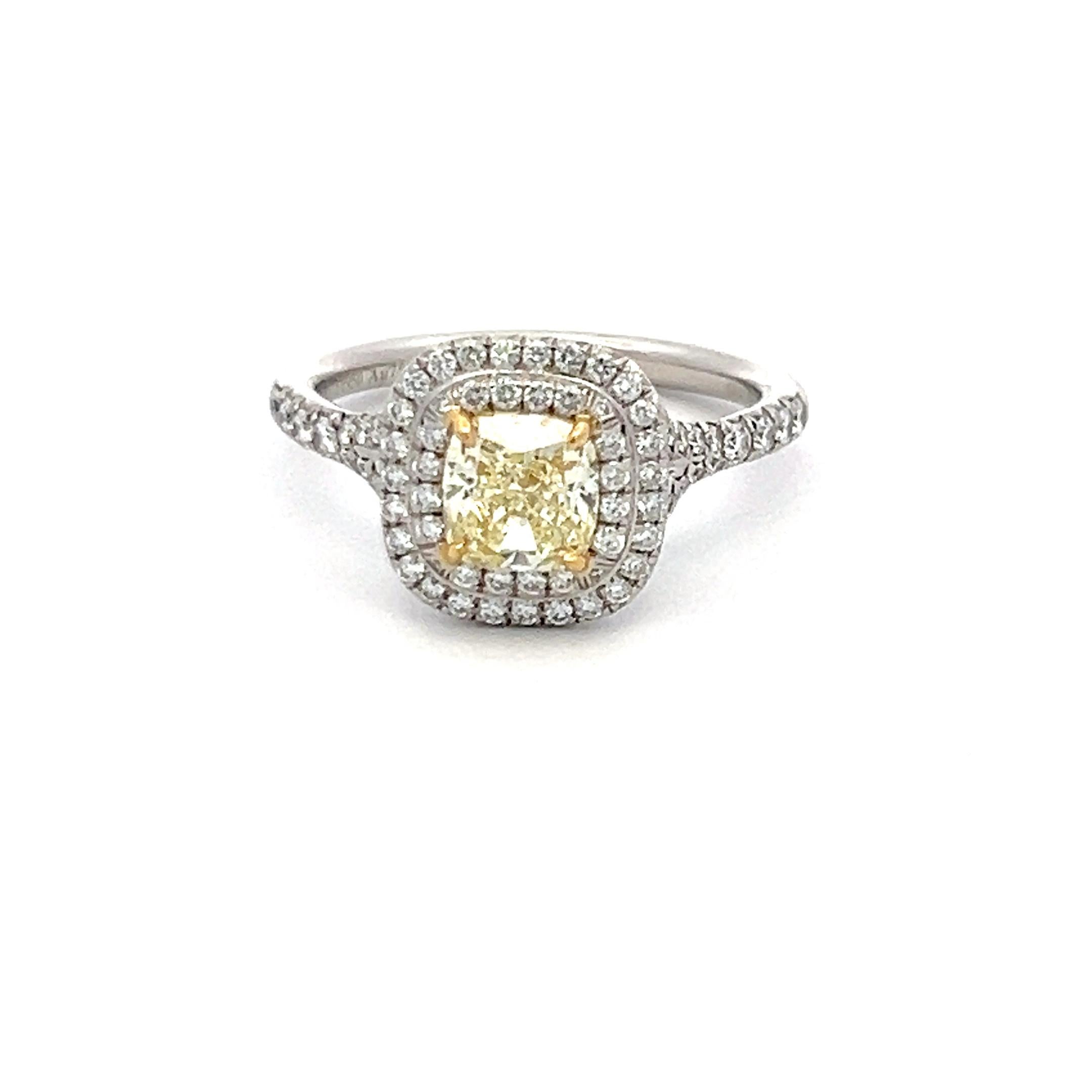 Designer:
Tiffany & Co.


Titel:
Tiffany & Co 0,90 Karat Cushion Brilliant Fancy Gelb VS1 Diamant 18 Karat Gelbgold/Platin Verlobungsring


Stil:
Verlobung


Metall:
18 Karat Gelbgold/Plat


Edelstein 1:
0,9 Karat Diamant


Anzahl von