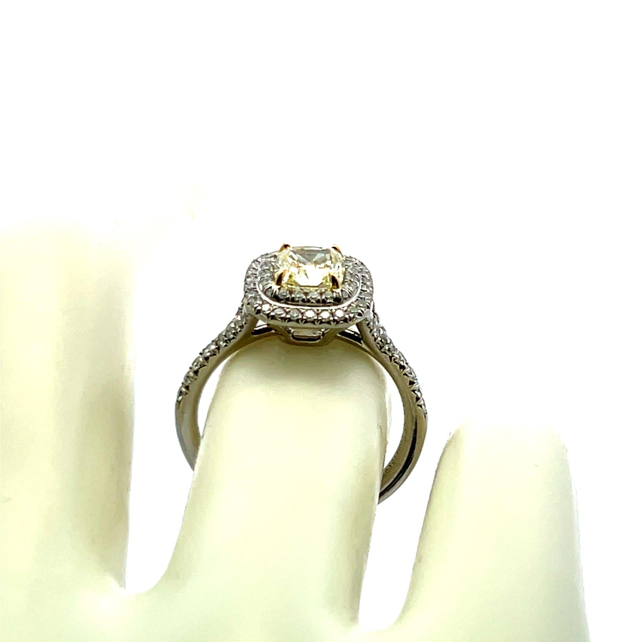 Diseñador:
Tiffany & Co.
Título:
Tiffany & Co Anillo de compromiso de oro amarillo/platino de 0,90 quilates con diamante brillante VS1 amarillo de 18 quilates
Estilo:
Compromiso
Metal:
Oro amarillo de 18 quilates/plata
Gema 1:
Diamante de 0,9