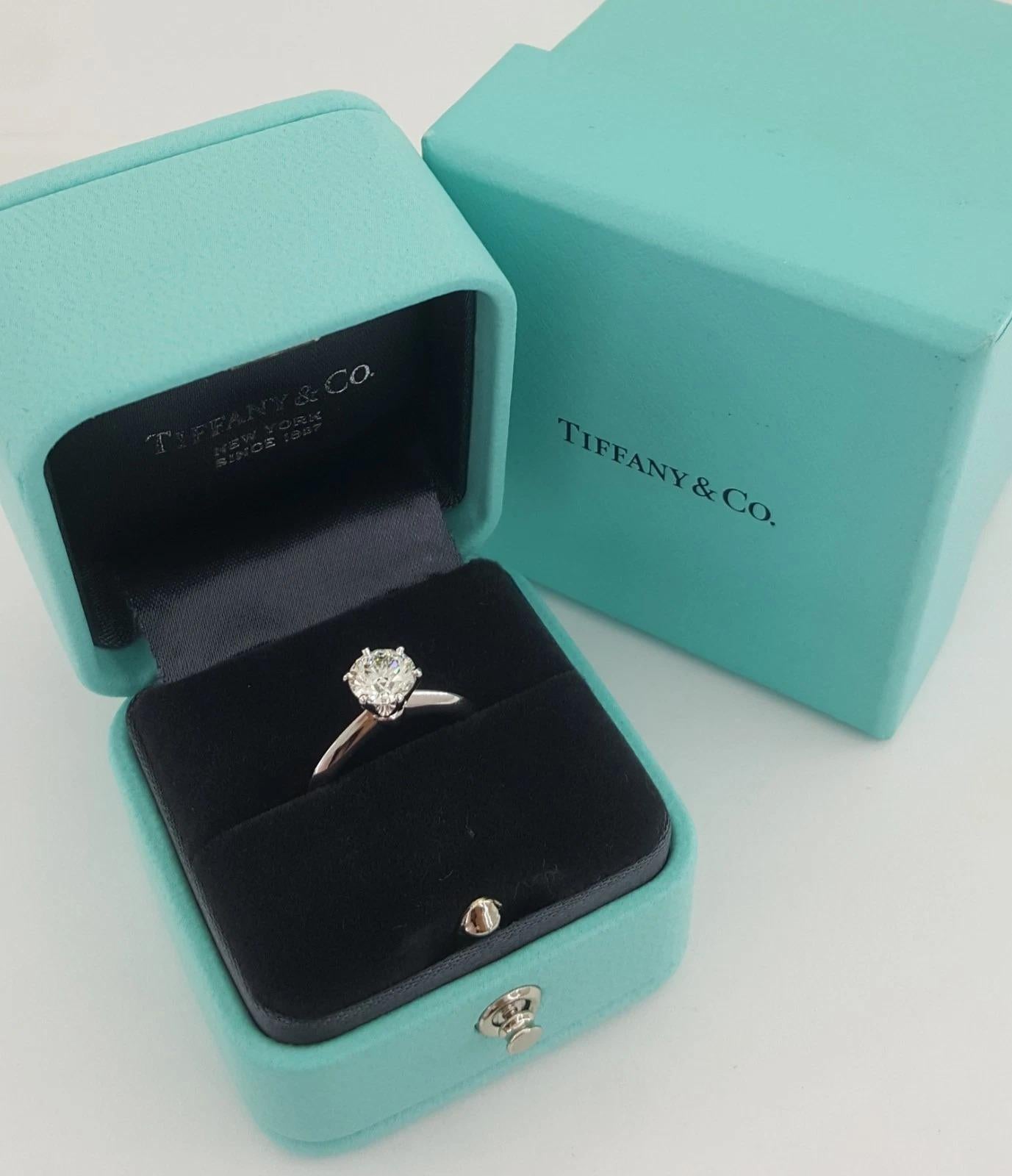 Tiffany & Co. 0.90 Carat Round Brilliant Cut Diamond Platinum Solitaire Engagement Ring

An elegant Tiffany & Co. engagement ring crafted in platinum and set with a stunning natural round brilliant cut diamond weighing 0.90 carats. The diamond is I