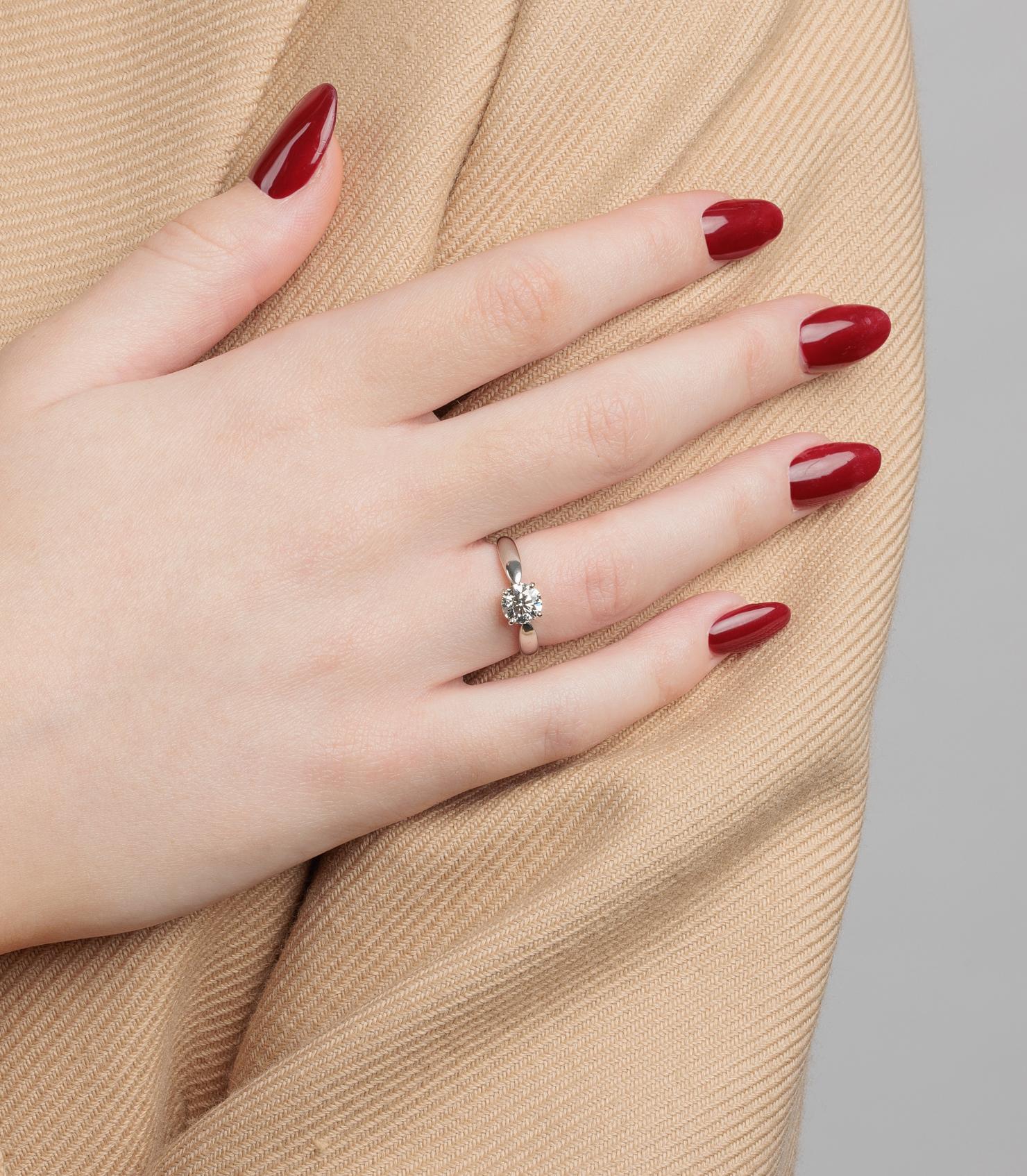 Tiffany & Co. Anello Harmony in platino con diamante taglio brillante da 0,90 ct.

Dettagli del prodotto
Xupes Ref: COMJ843
Marchio: Tiffany & Co.
Model: Anello Harmony con diamante da 0,9 carati
Tipo: Anello
Accompagnato da: Certificato di Diamante