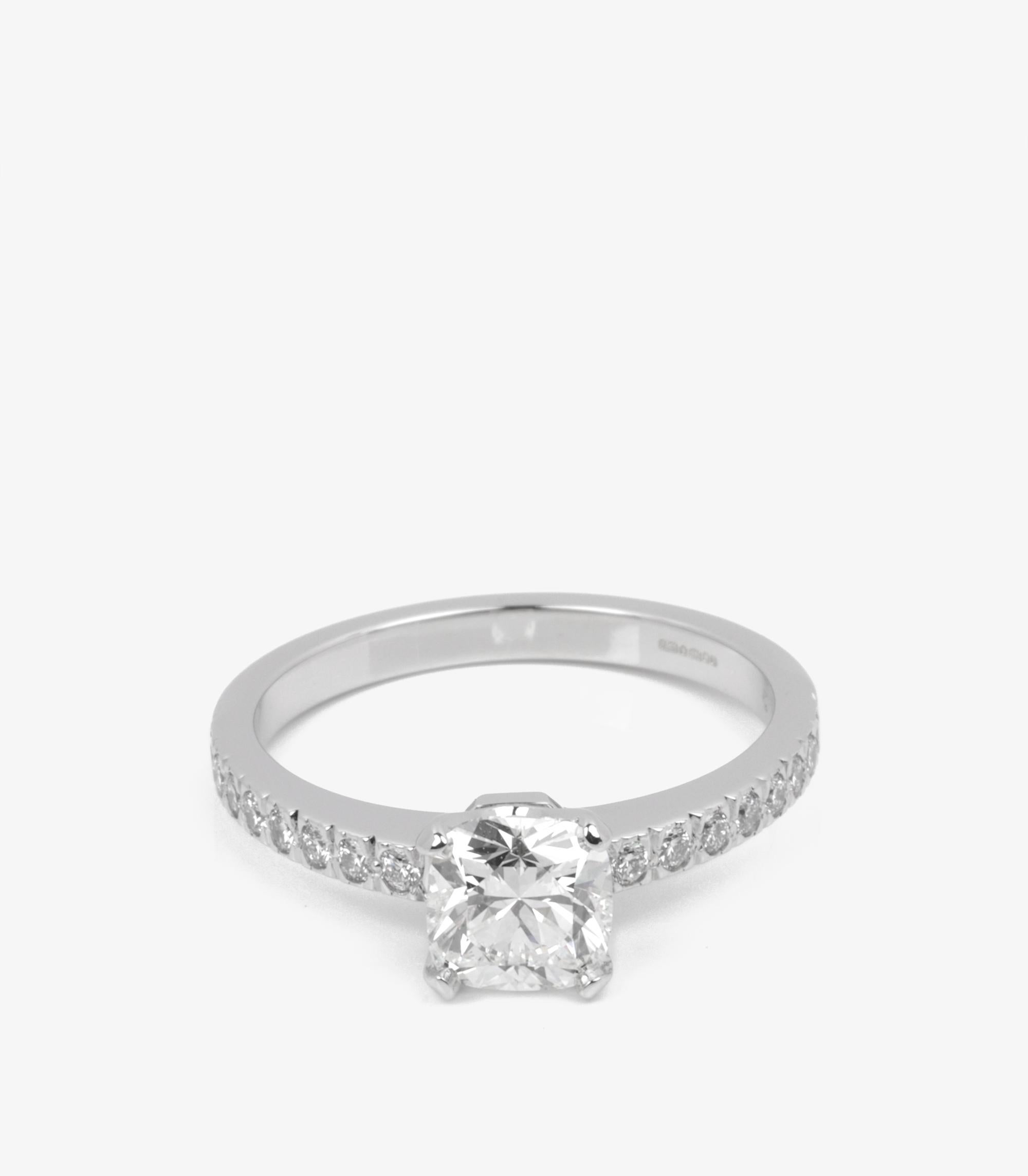 Taille coussin Tiffany & Co. Bague Novo en platine avec diamant taille coussin de 0,90 carat en vente