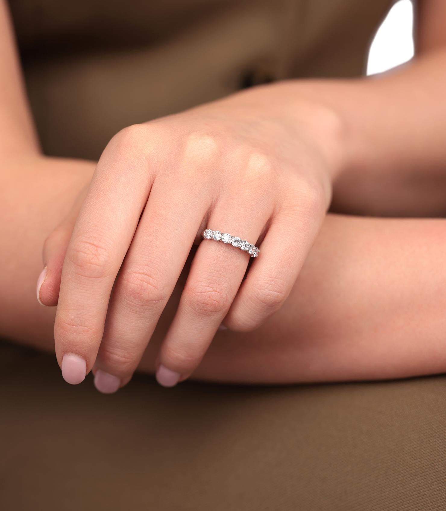 Platin-Eternity-Ring von Tiffany & Co. mit 0,91 Karat Diamant im Brillantschliff (Moderne) im Angebot