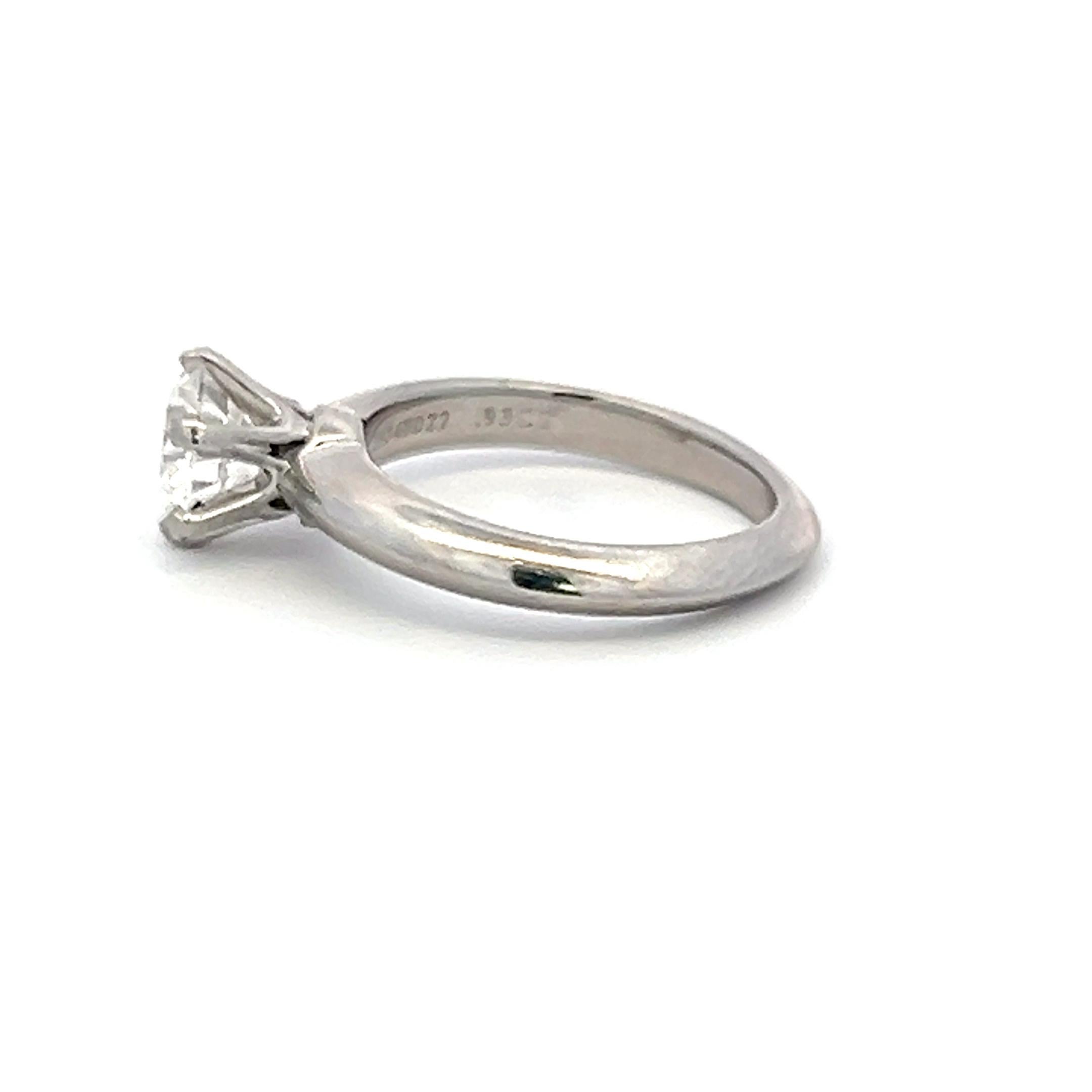 Tiffany & Co 0.93 Carat Round Brilliant F VVS2 Diamond Platinum Ring In Good Condition For Sale In New York, NY