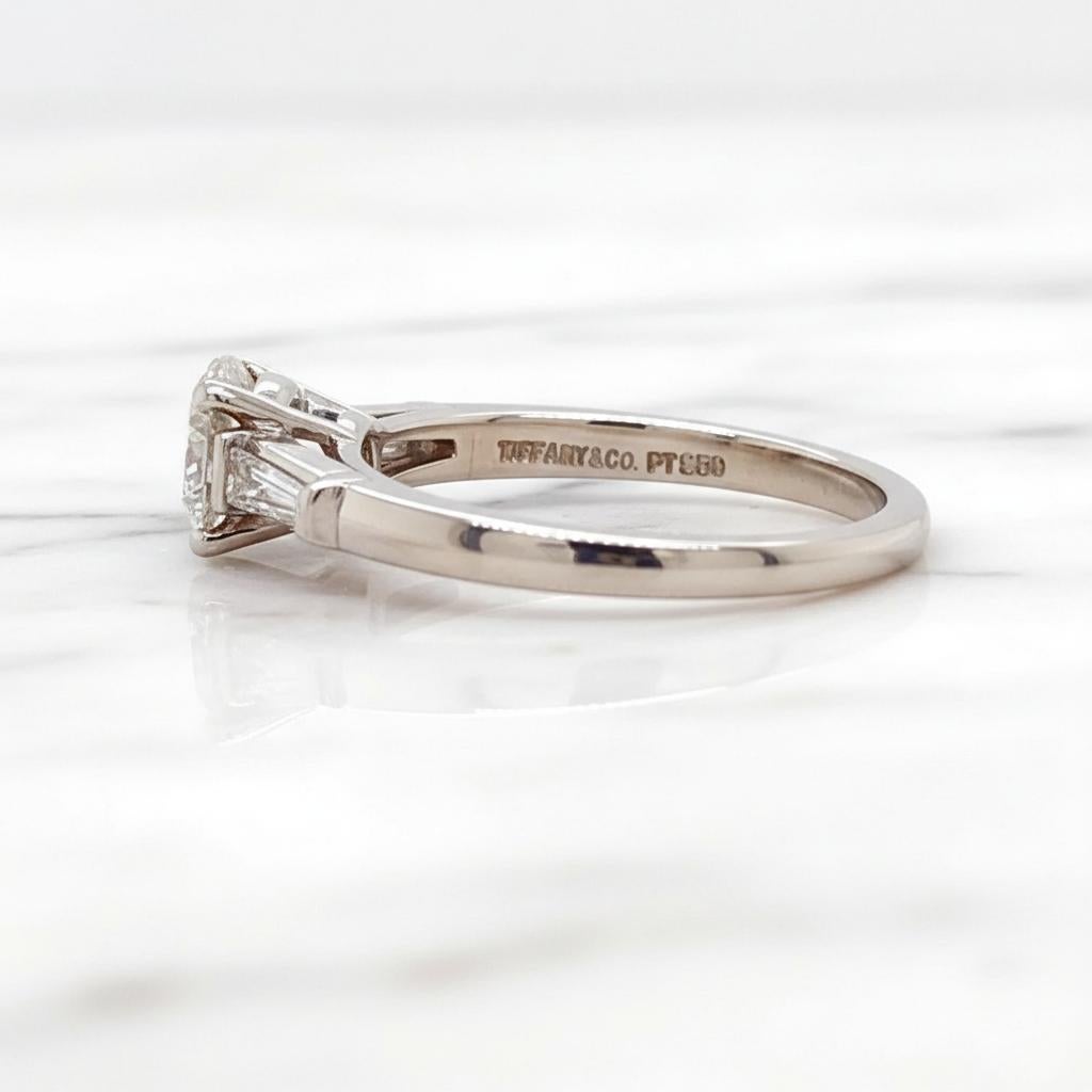 Taille ronde Tiffany & Co. Bague de fiançailles à trois pierres en platine et diamant de 1 carat en vente