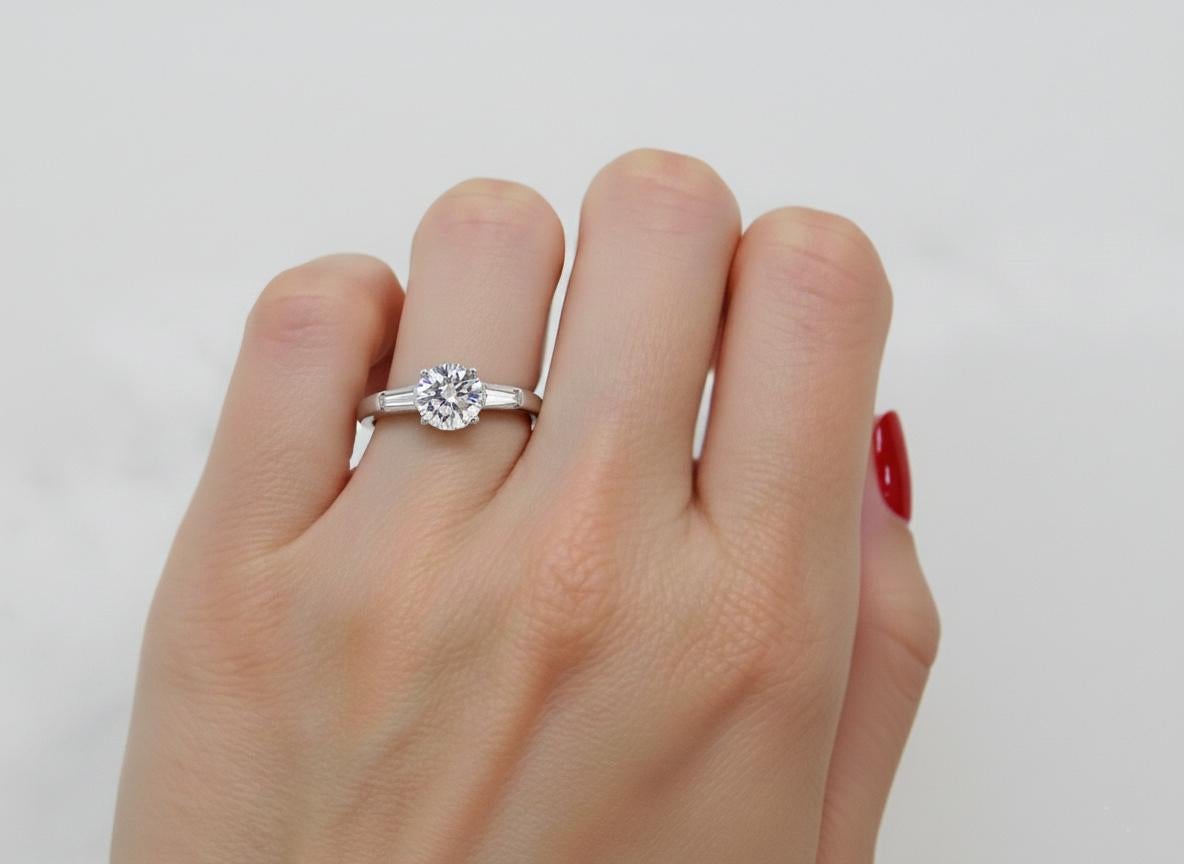 Tiffany & Co. Bague de fiançailles à trois pierres en platine et diamant de 1 carat Excellent état - En vente à Chicago, IL