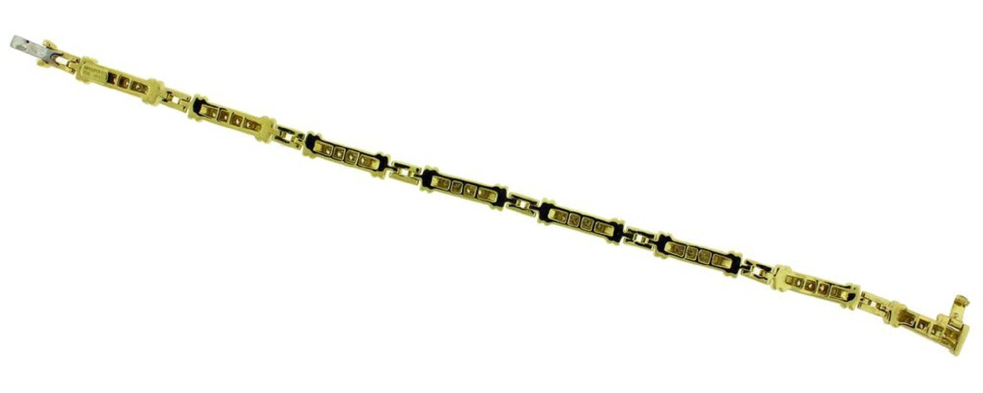 Pre-owned in like new condition.
TIFFANY 1 carat diamond tennis line bracelet in 18k yellow gold.
Diamond weight ............ 1 carat.
Diamond Quality............ VS-F.
Length .......................... 7 inches