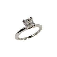 Anello di fidanzamento in platino con diamante quadrato da 1 carato e taglio a gradino Tiffany & Co.