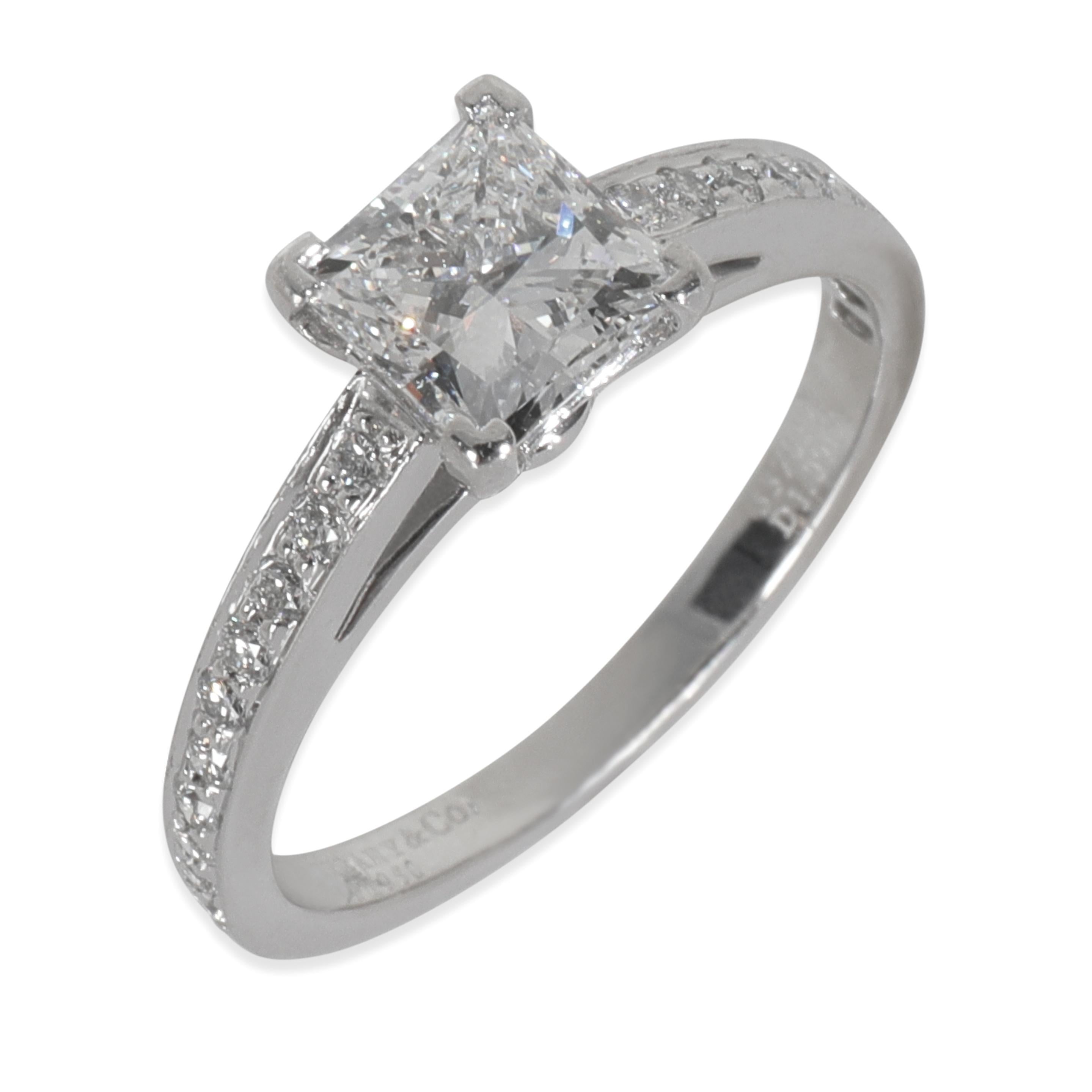 Tiffany & Co. Bague de fiançailles Grace à diamant princesse de 1 ct

DÉTAILS PRIMAIRES
SKU : Z147355
Listing Title : Tiffany & Co. 1 ct Princess Diamond Grace Engagement Ring
Description de l'état : Présentant un diamant de taille princesse, la