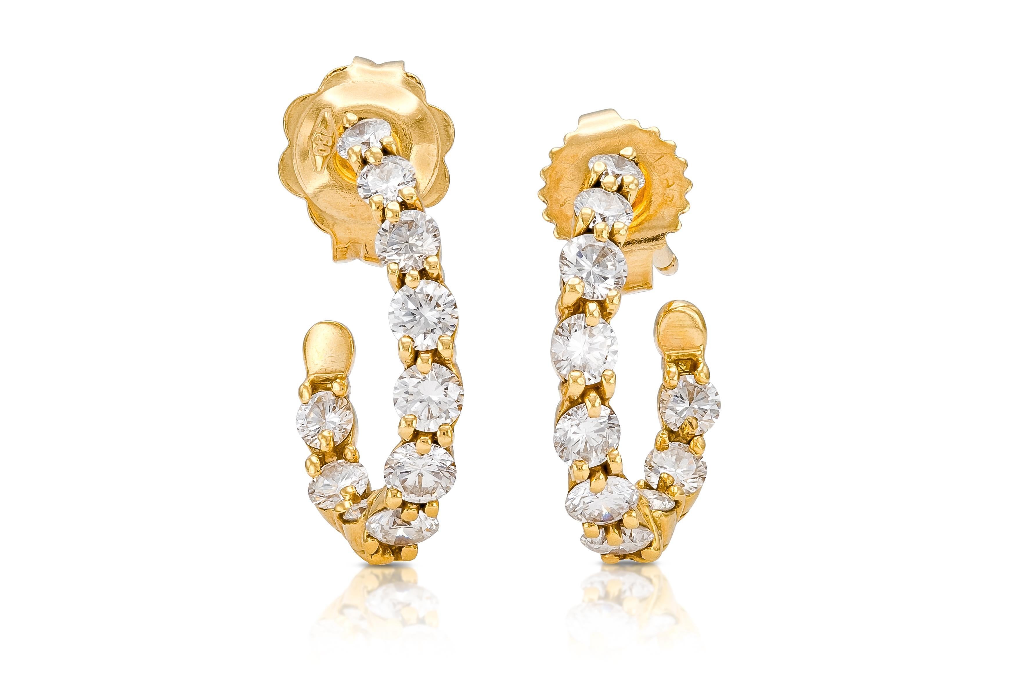 Finemente realizzato in oro giallo 18 carati con diamanti rotondi taglio Brilliante per un peso totale di circa 1,00 carati.
Firmato da Tiffany & Co.
Diametro di 1/2 pollice