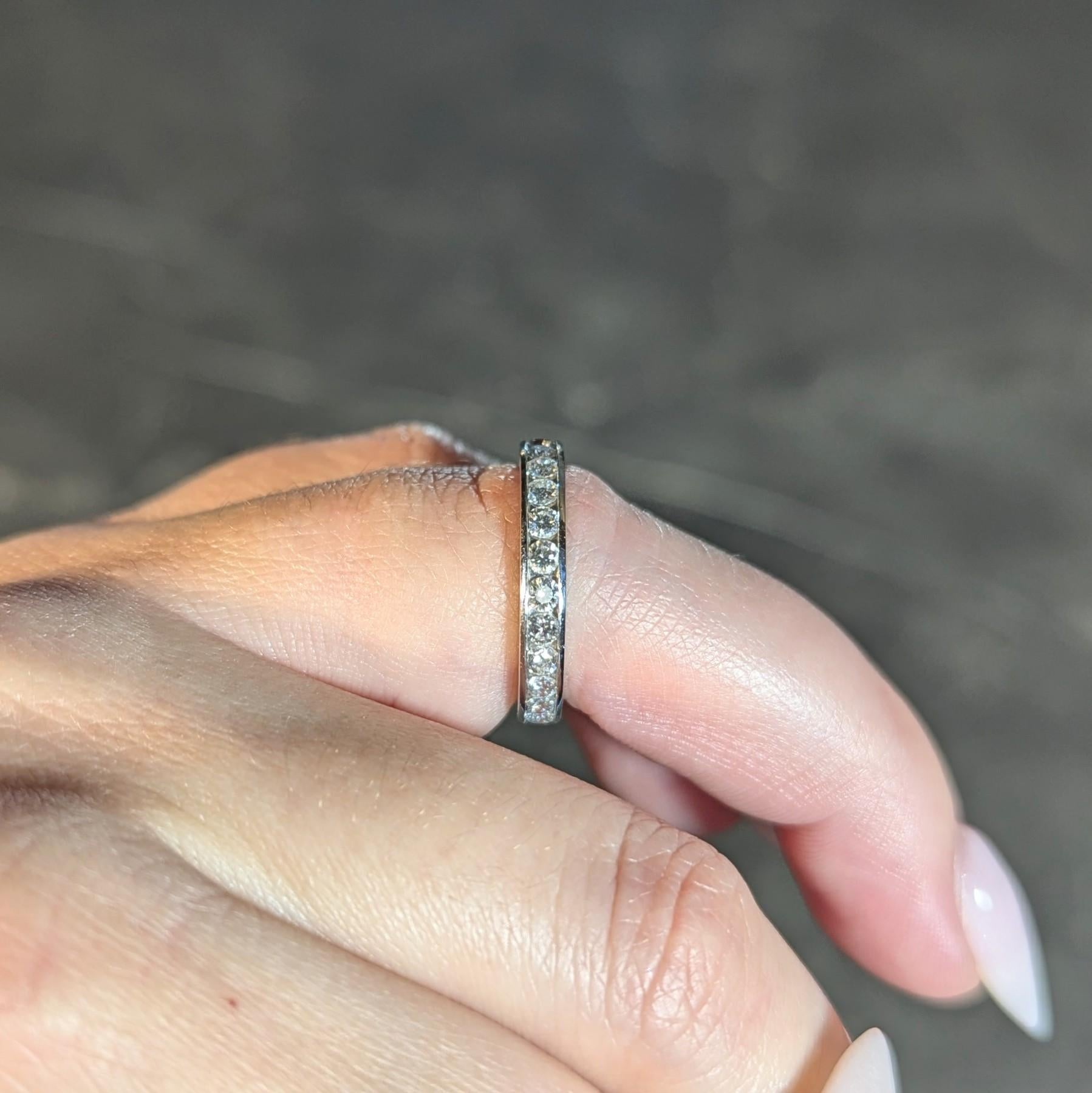 Tiffany & Co. 1.00 CTW Diamond Platinum Eternity Contemporary Wedding Band Ring (anneau de mariage contemporain en platine) en vente 5