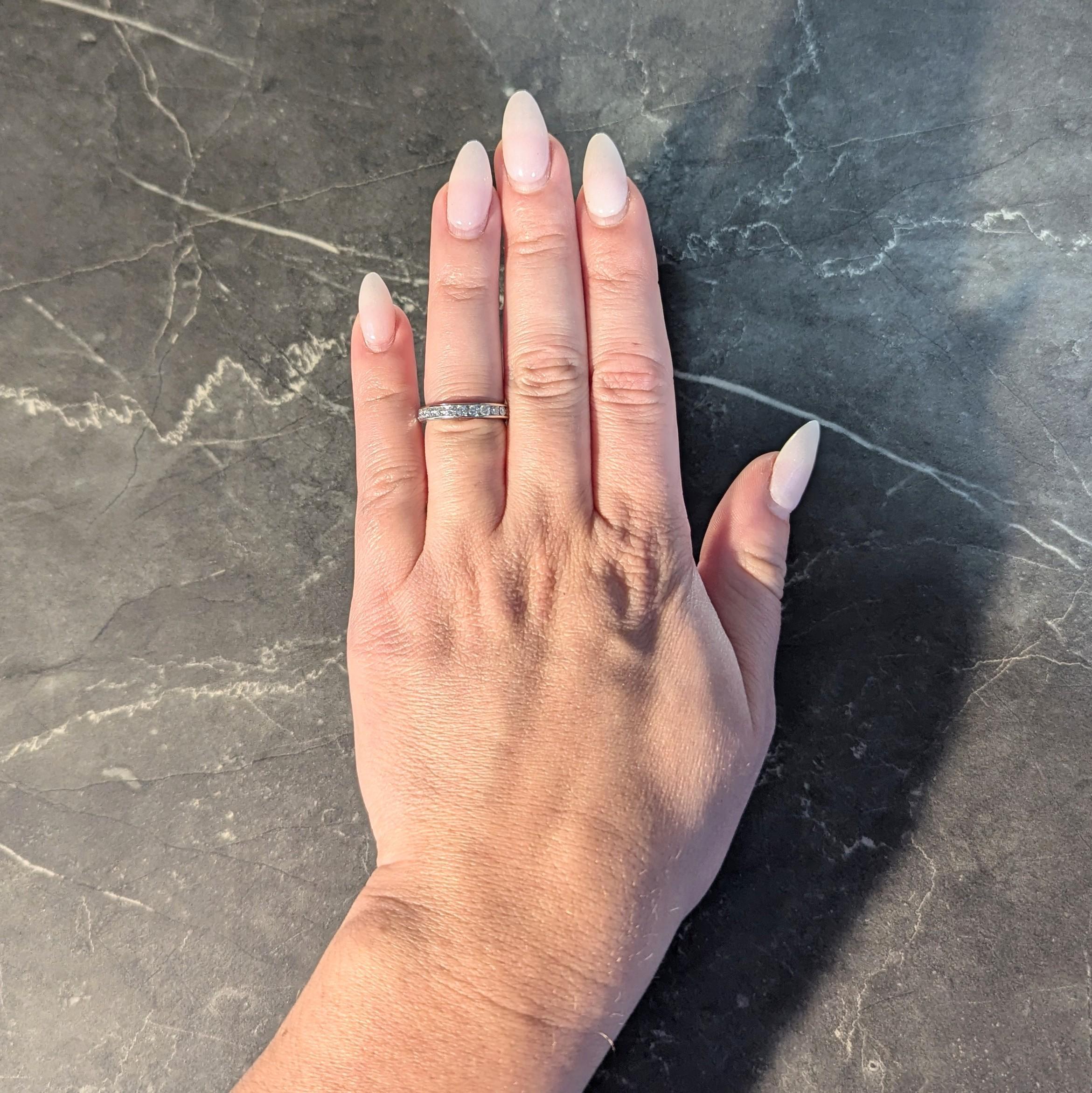 Les diamants ronds de taille brillante sont sertis en canal sur tout le pourtour.
D'un poids total d'environ 1.00 carat
Couleur G et clarté VS2
Estampillé pour le platine
Numéroté et entièrement signé pour Tiffany & Co.
Circa : 2000s
Taille de la
