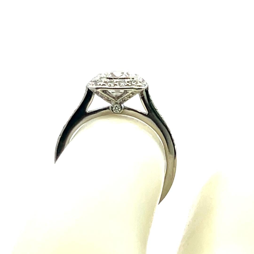 Tiffany & Co. 1,01 Carati Cuscino Brillante F VVS2 Diamante in Platino Anello aureola in vendita 5