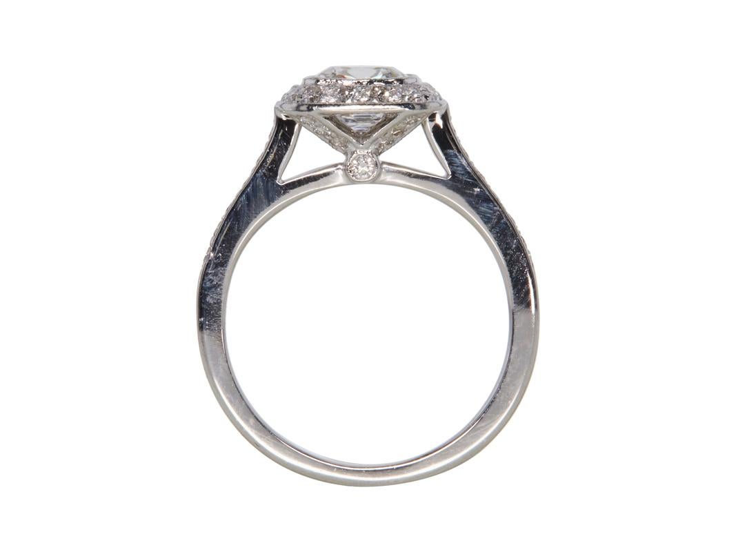 Tiffany & Co. 1,01 Carati Cuscino Brillante F VVS2 Diamante in Platino Anello aureola in vendita 9