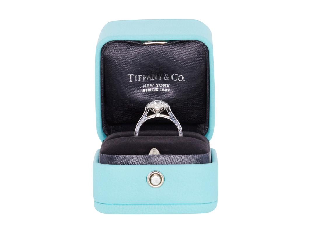 Progettista:
Tiffany & Co.
Titolo:
Tiffany & Co. 1,01 Carati Cuscino Brillante F VVS2 Diamante in Platino Anello aureola
Stile:
Halo
Metallo:
Platino
Gemma 1:
Diamante da 1,01 carati
Numero di pietre:
1
Colore:
F
Chiarezza:
VVS2
Forma:
Cuscino