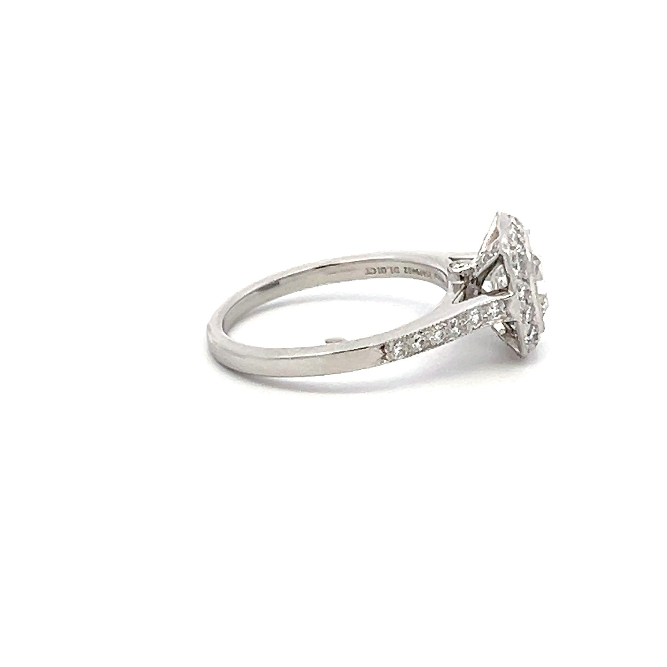 Taglio cuscino Tiffany & Co. 1,01 Carati Cuscino Brillante F VVS2 Diamante in Platino Anello aureola in vendita