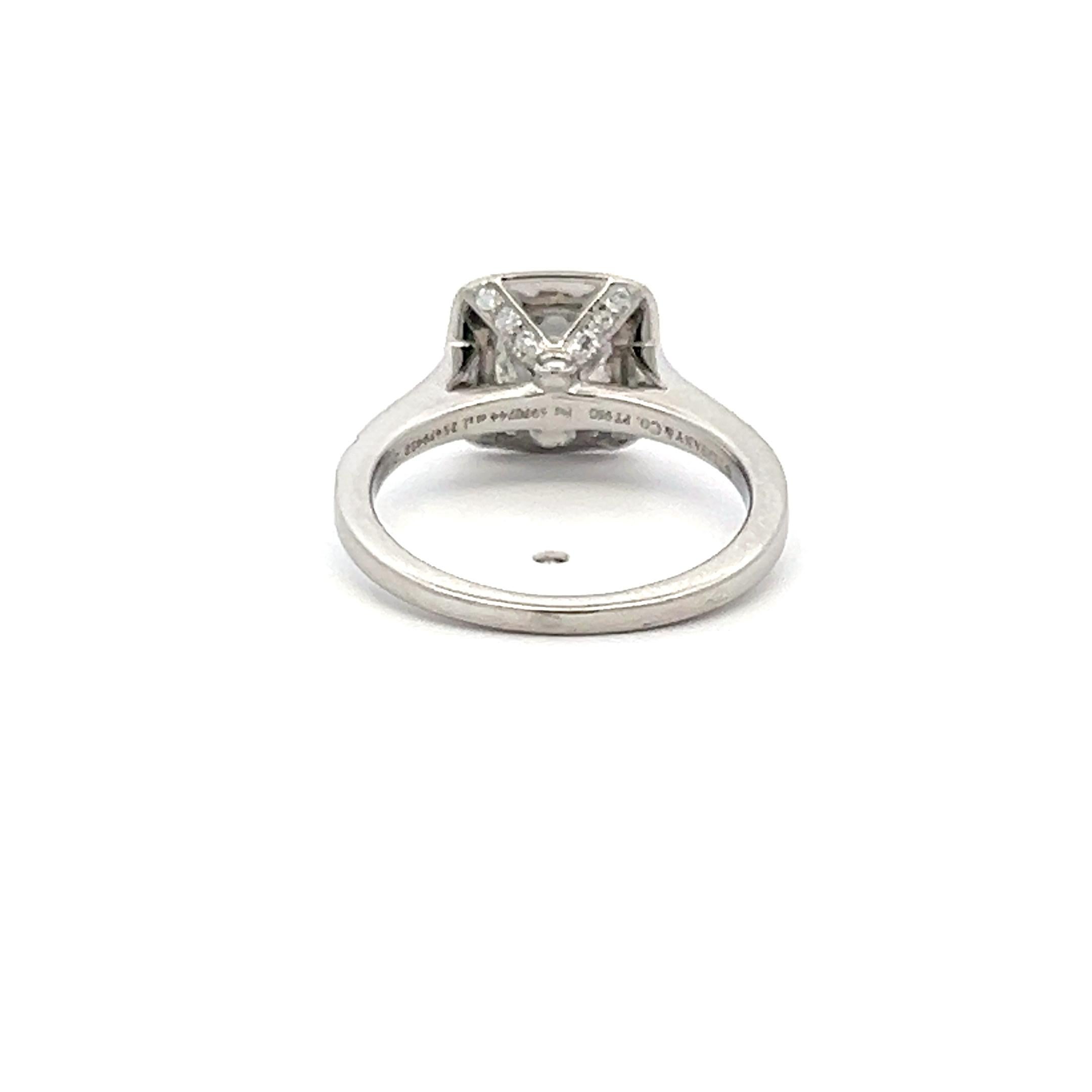 Tiffany & Co. 1,01 Carati Cuscino Brillante F VVS2 Diamante in Platino Anello aureola In condizioni buone in vendita a New York, NY