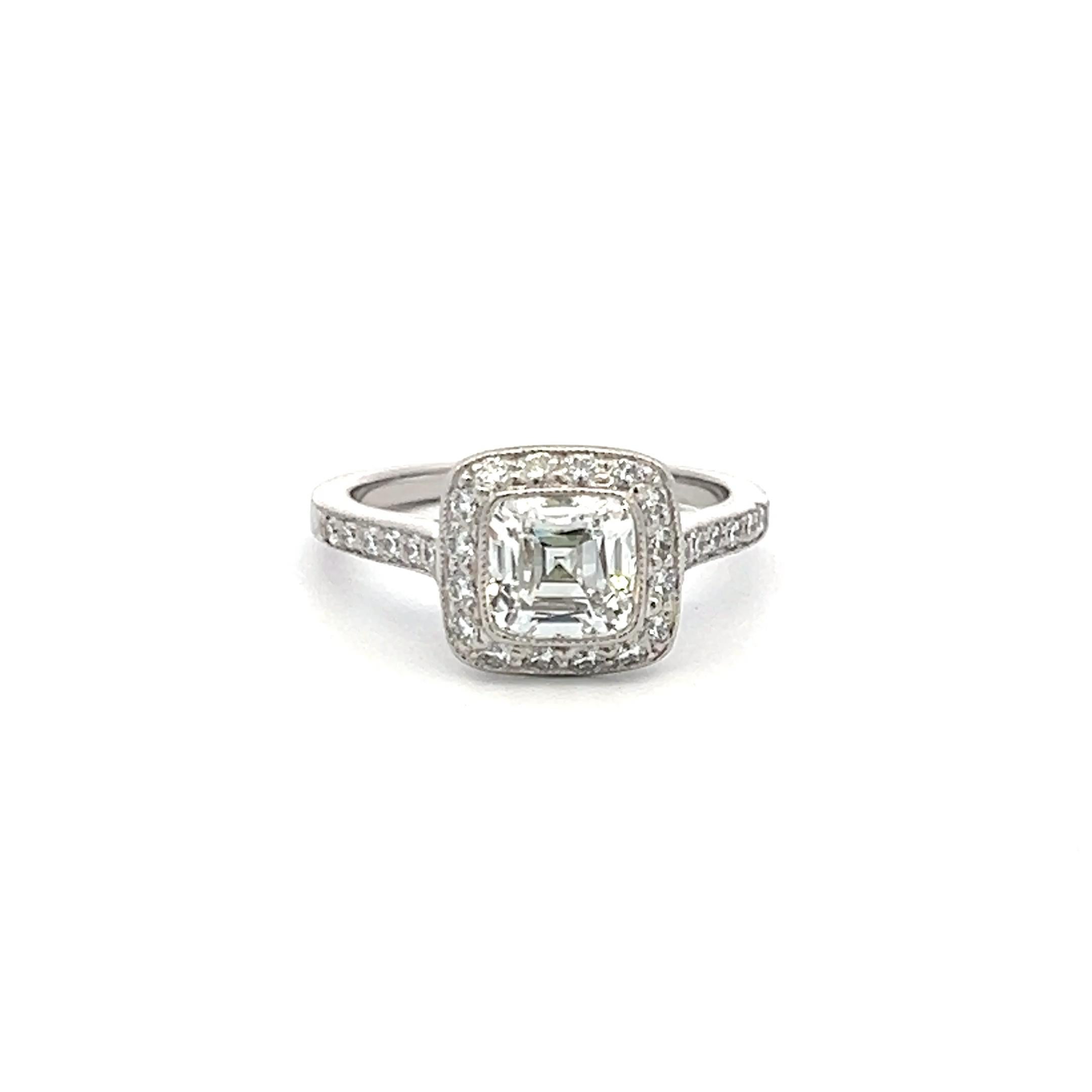 Tiffany & Co. 1,01 Carati Cuscino Brillante F VVS2 Diamante in Platino Anello aureola in vendita 1