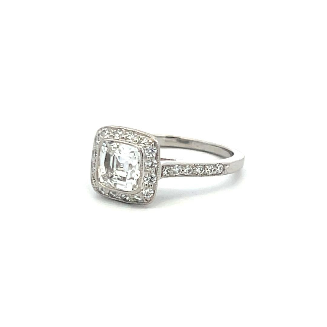 Tiffany & Co. 1,01 Carati Cuscino Brillante F VVS2 Diamante in Platino Anello aureola in vendita 2