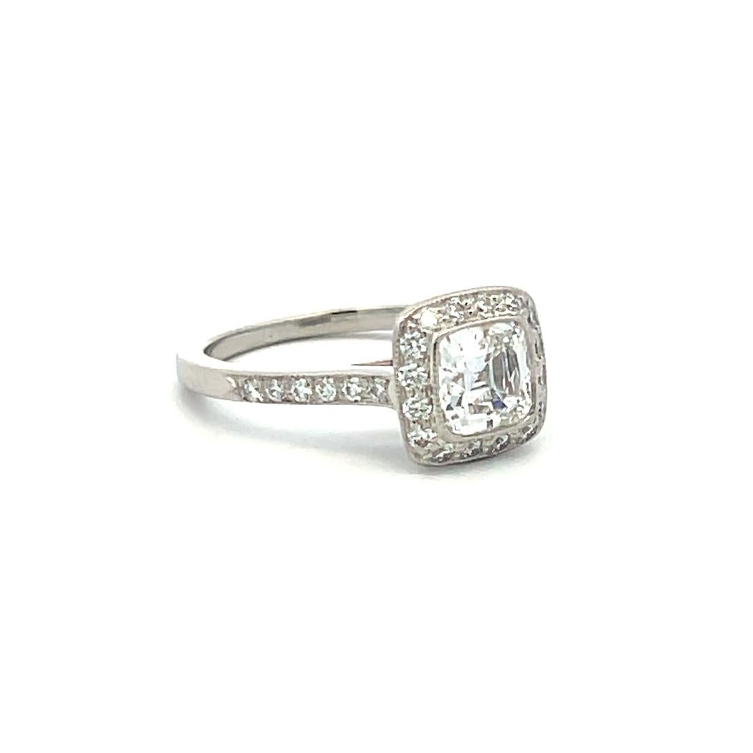Tiffany & Co. 1,01 Carati Cuscino Brillante F VVS2 Diamante in Platino Anello aureola in vendita 3