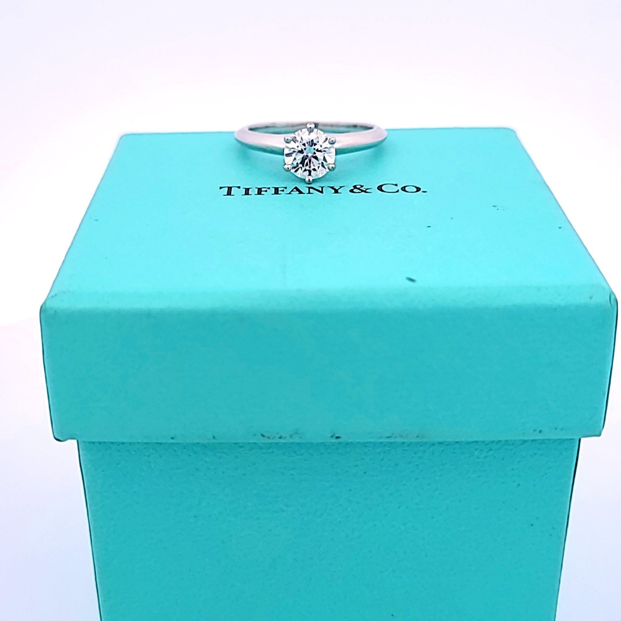 Tiffany & Co 1.01 Carat Round Brilliant H VS2 Diamond Platinum Engagement Ring For Sale 4